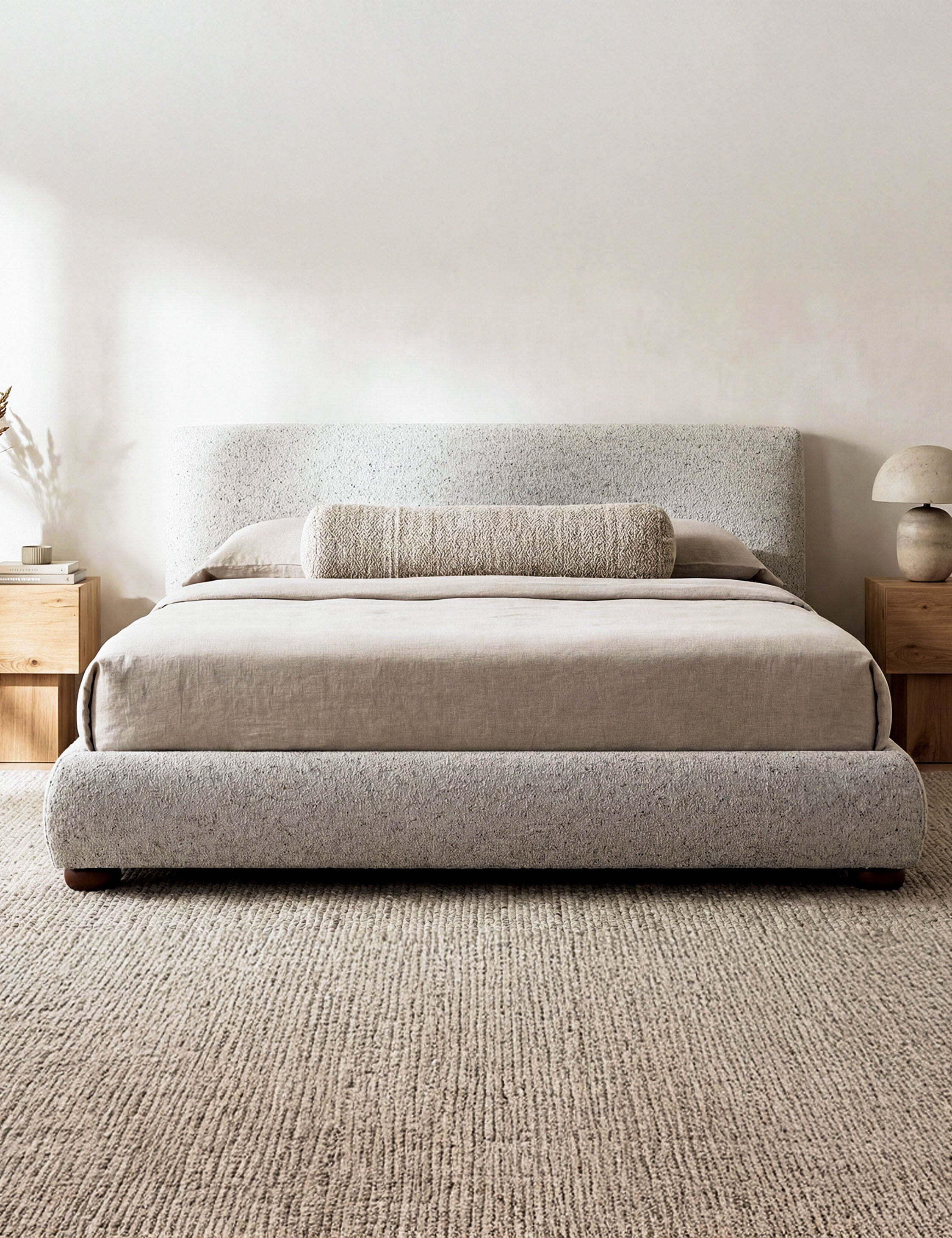Lit - Le lit offre un impact doux avec une tête de lit délicatement arrondie et des pieds ludiques en forme de bun