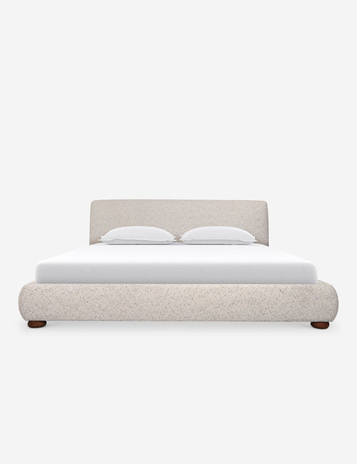 Lit - Le lit offre un impact doux avec une tête de lit délicatement arrondie et des pieds ludiques en forme de bun