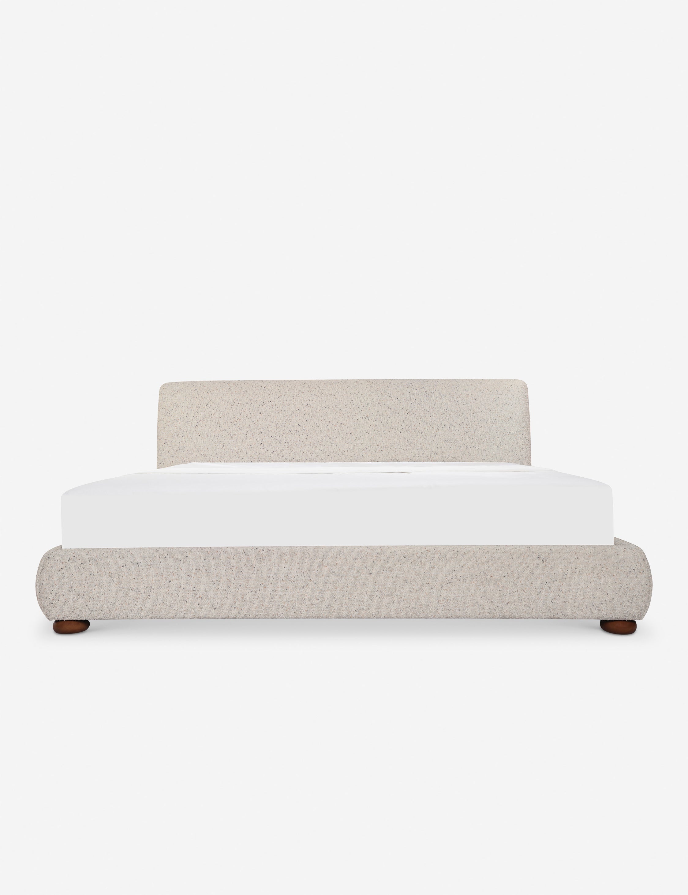 Lit - Le lit offre un impact doux avec une tête de lit délicatement arrondie et des pieds ludiques en forme de bun