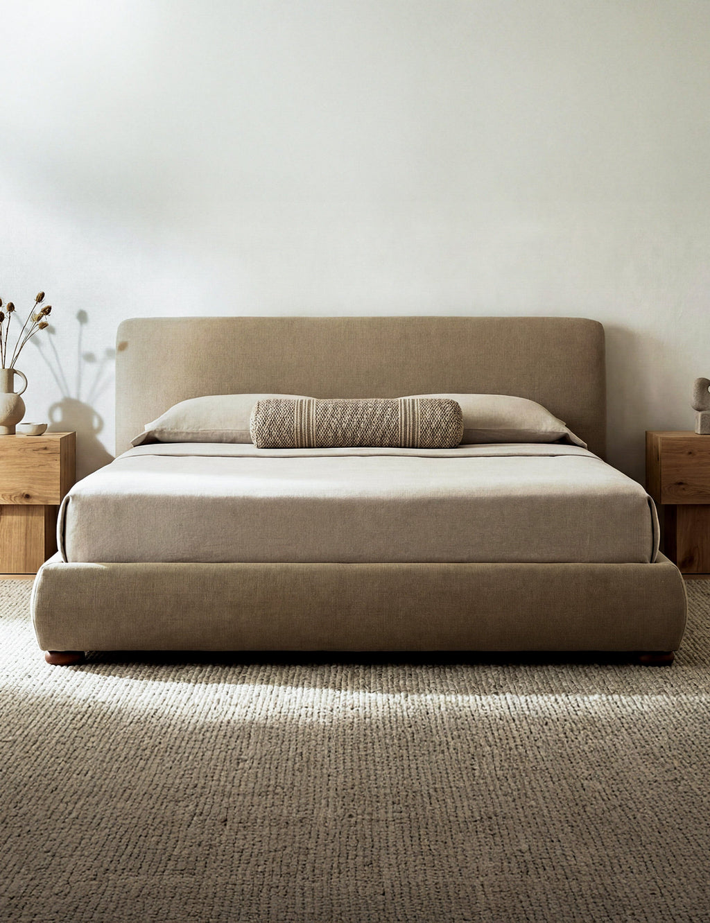 Lit - Le lit offre un impact doux avec une tête de lit délicatement arrondie et des pieds ludiques en forme de bun
