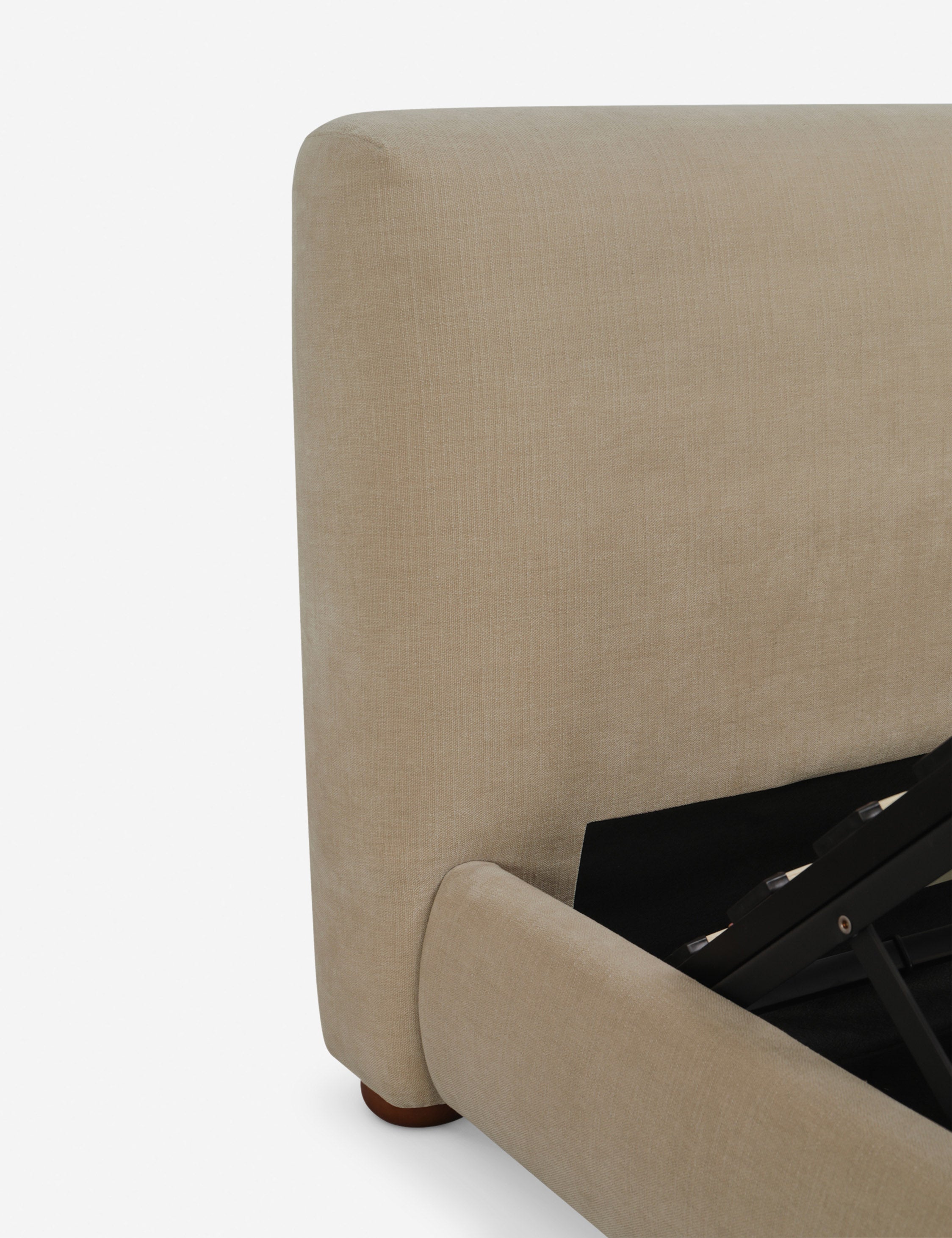 Lit - Le lit offre un impact doux avec une tête de lit délicatement arrondie et des pieds ludiques en forme de bun