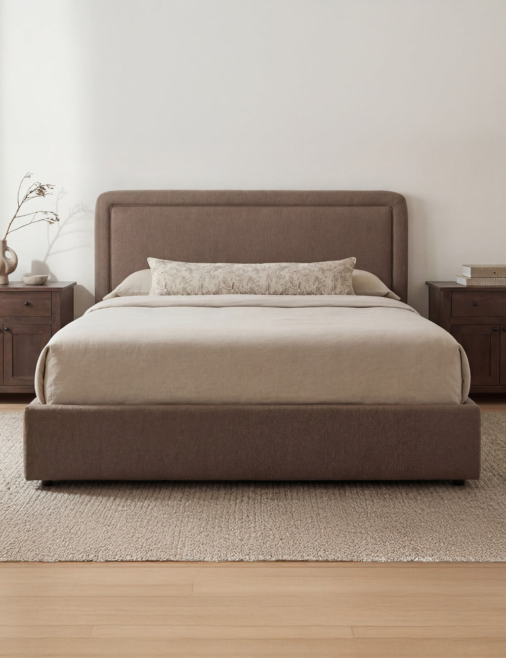 Lit - Le lit associe un cadre aux courbes douces à des passepoils pour un look épuré et sophistiqué