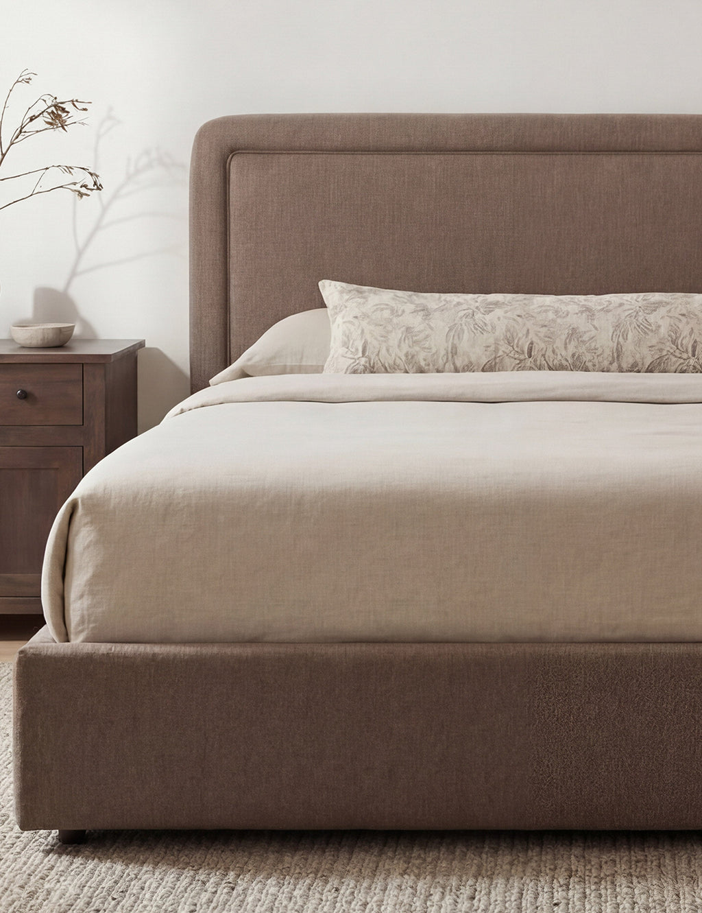 Lit - Le lit associe un cadre aux courbes douces à des passepoils pour un look épuré et sophistiqué