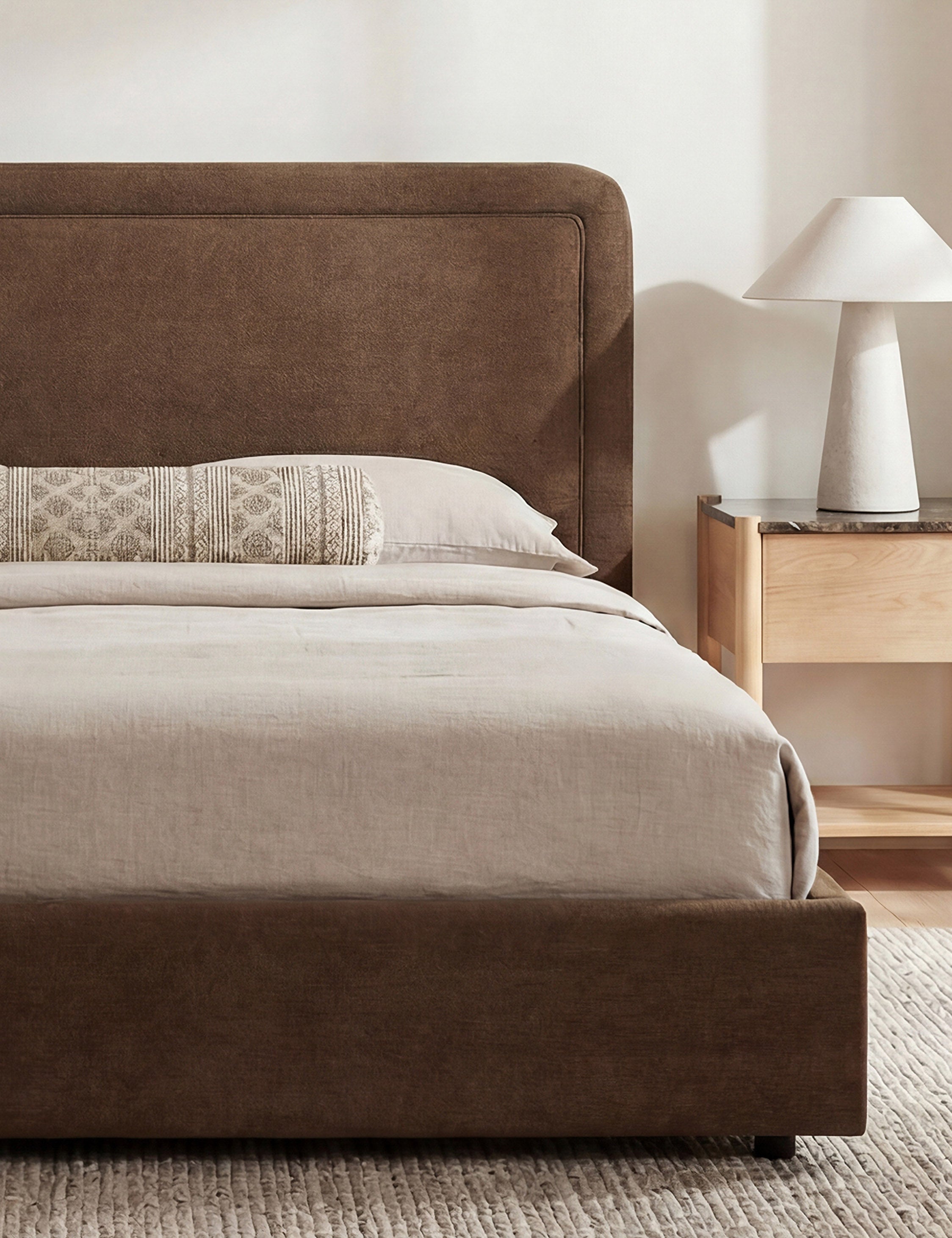 Lit - Le lit associe un cadre aux courbes douces à des passepoils pour un look épuré et sophistiqué
