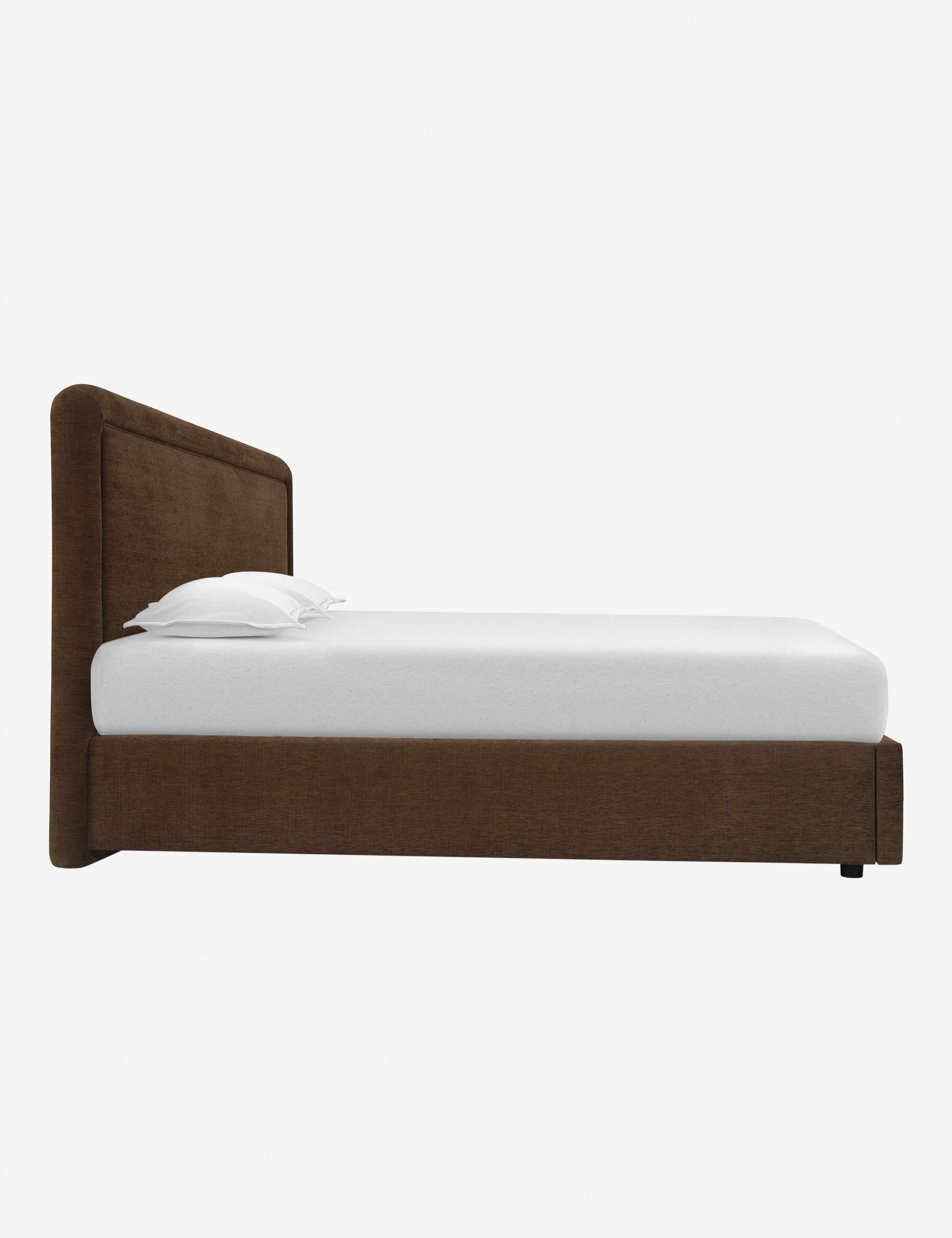 Lit - Le lit associe un cadre aux courbes douces à des passepoils pour un look épuré et sophistiqué