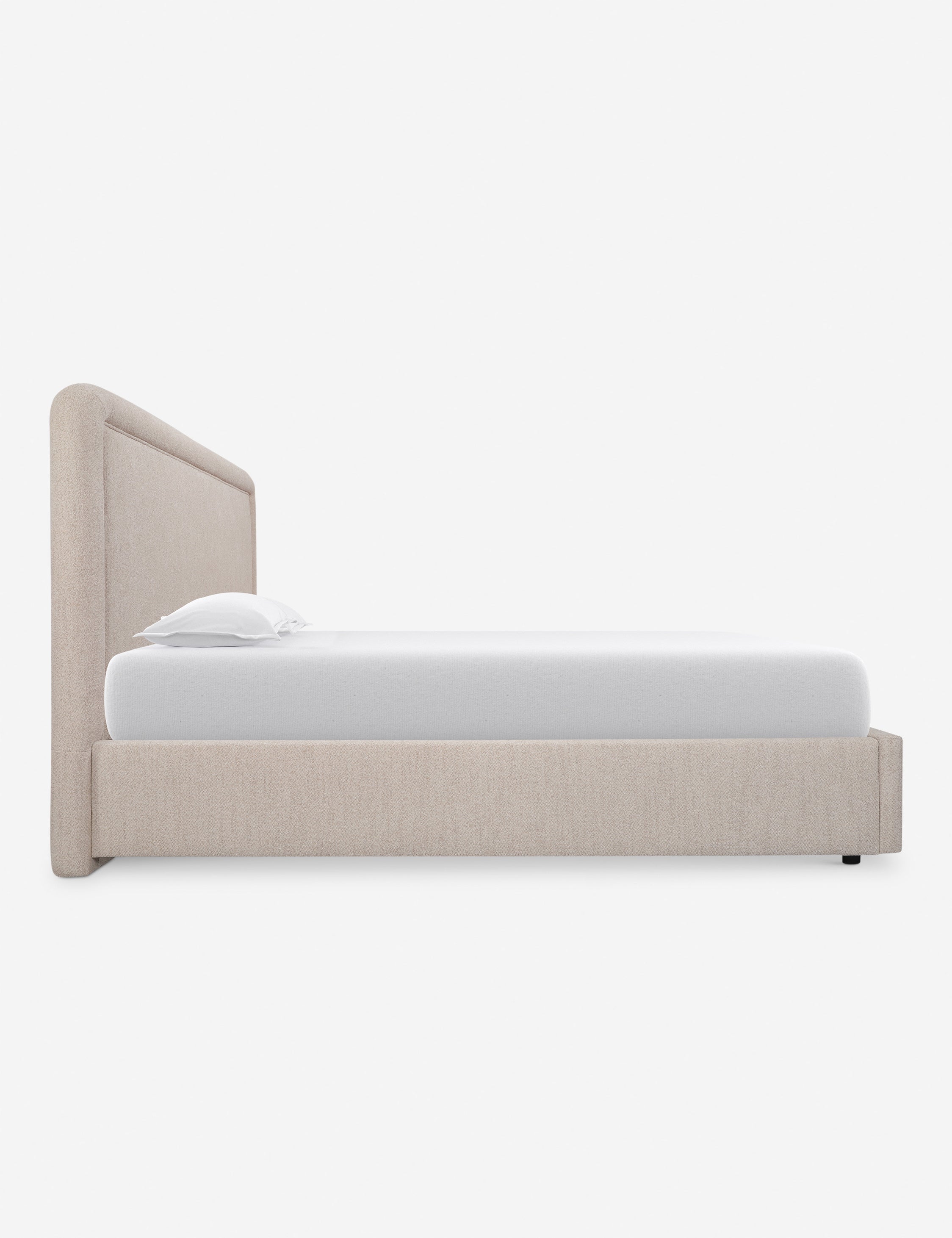 Lit - Le lit associe un cadre aux courbes douces à des passepoils pour un look épuré et sophistiqué