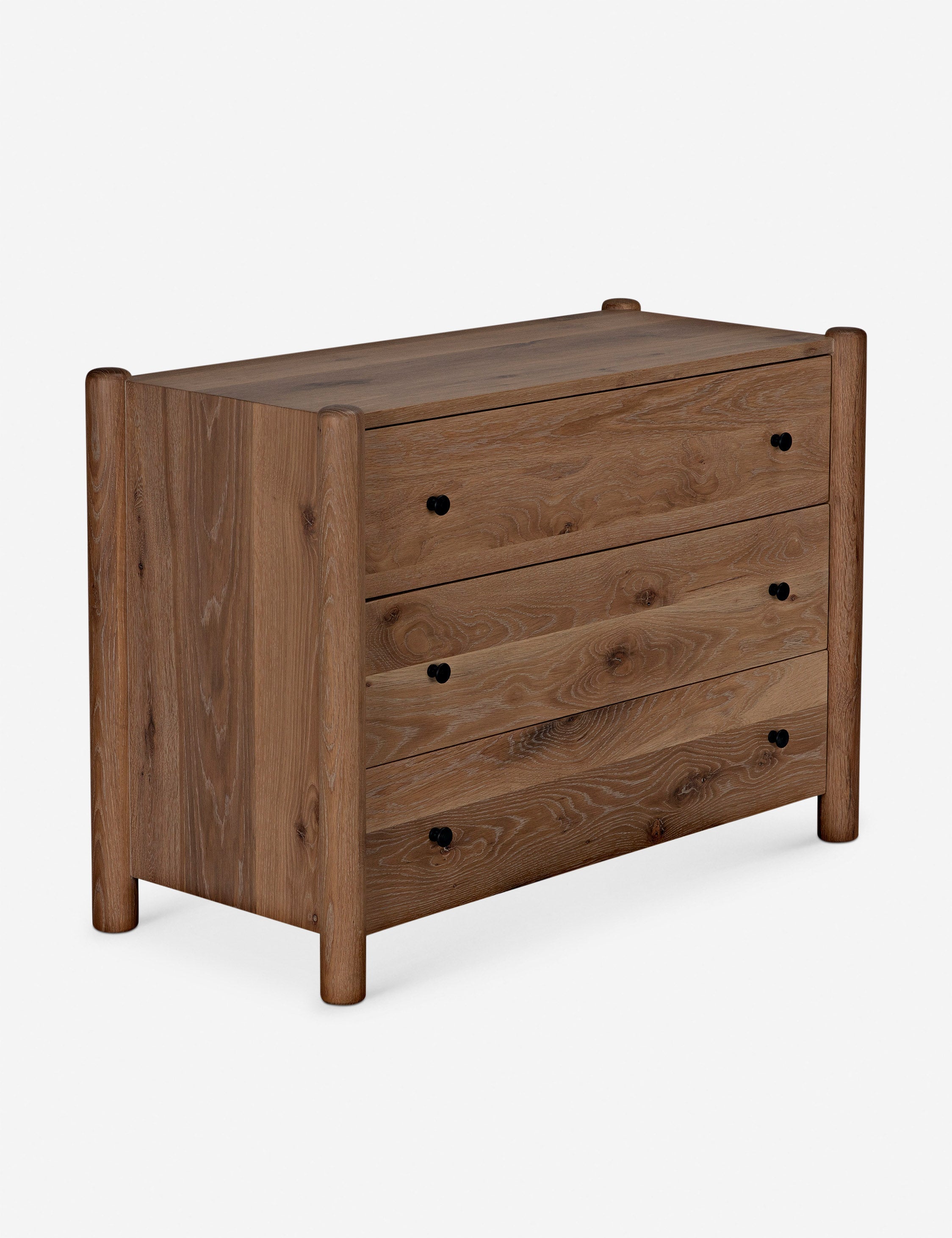 Commode - Betham associe des pieds arrondis à une caisse aux lignes épurées pour un look qui semble soigneusement conçu
