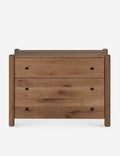 Commode - Betham associe des pieds arrondis à une caisse aux lignes épurées pour un look qui semble soigneusement conçu