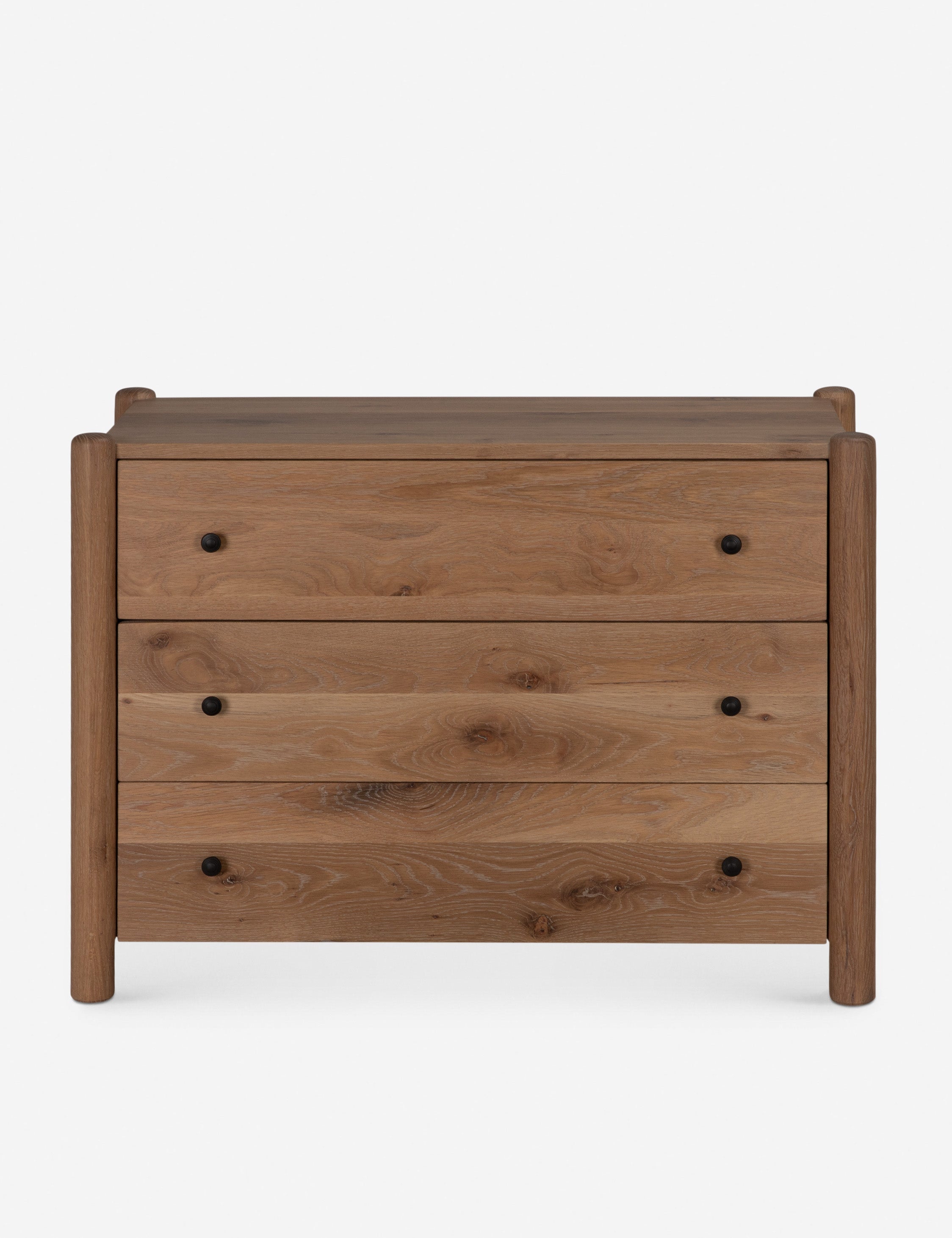 Commode - Betham associe des pieds arrondis à une caisse aux lignes épurées pour un look qui semble soigneusement conçu