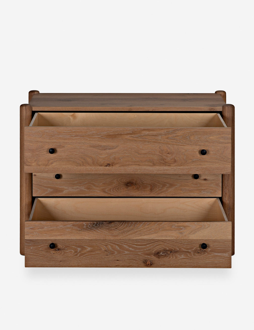 Commode - Betham associe des pieds arrondis à une caisse aux lignes épurées pour un look qui semble soigneusement conçu