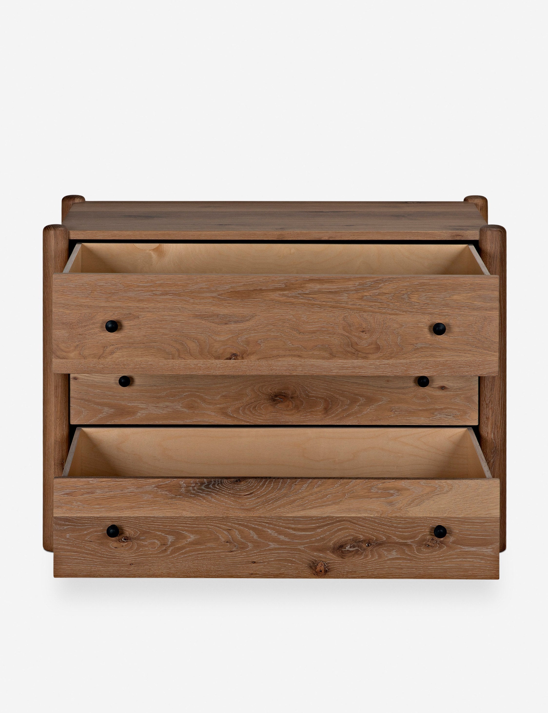 Commode - Betham associe des pieds arrondis à une caisse aux lignes épurées pour un look qui semble soigneusement conçu