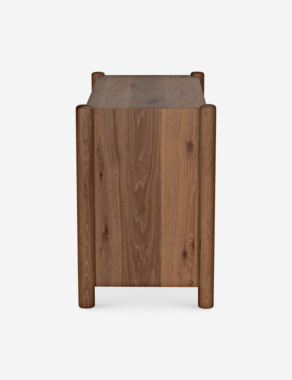 Commode - Betham associe des pieds arrondis à une caisse aux lignes épurées pour un look qui semble soigneusement conçu