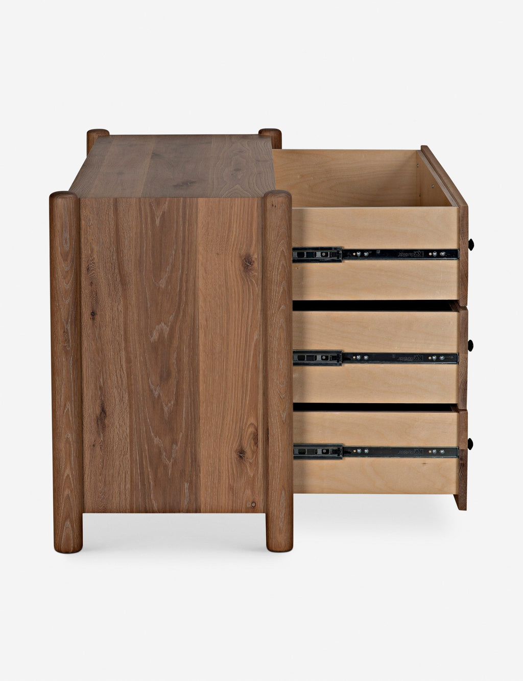 Commode - Betham associe des pieds arrondis à une caisse aux lignes épurées pour un look qui semble soigneusement conçu