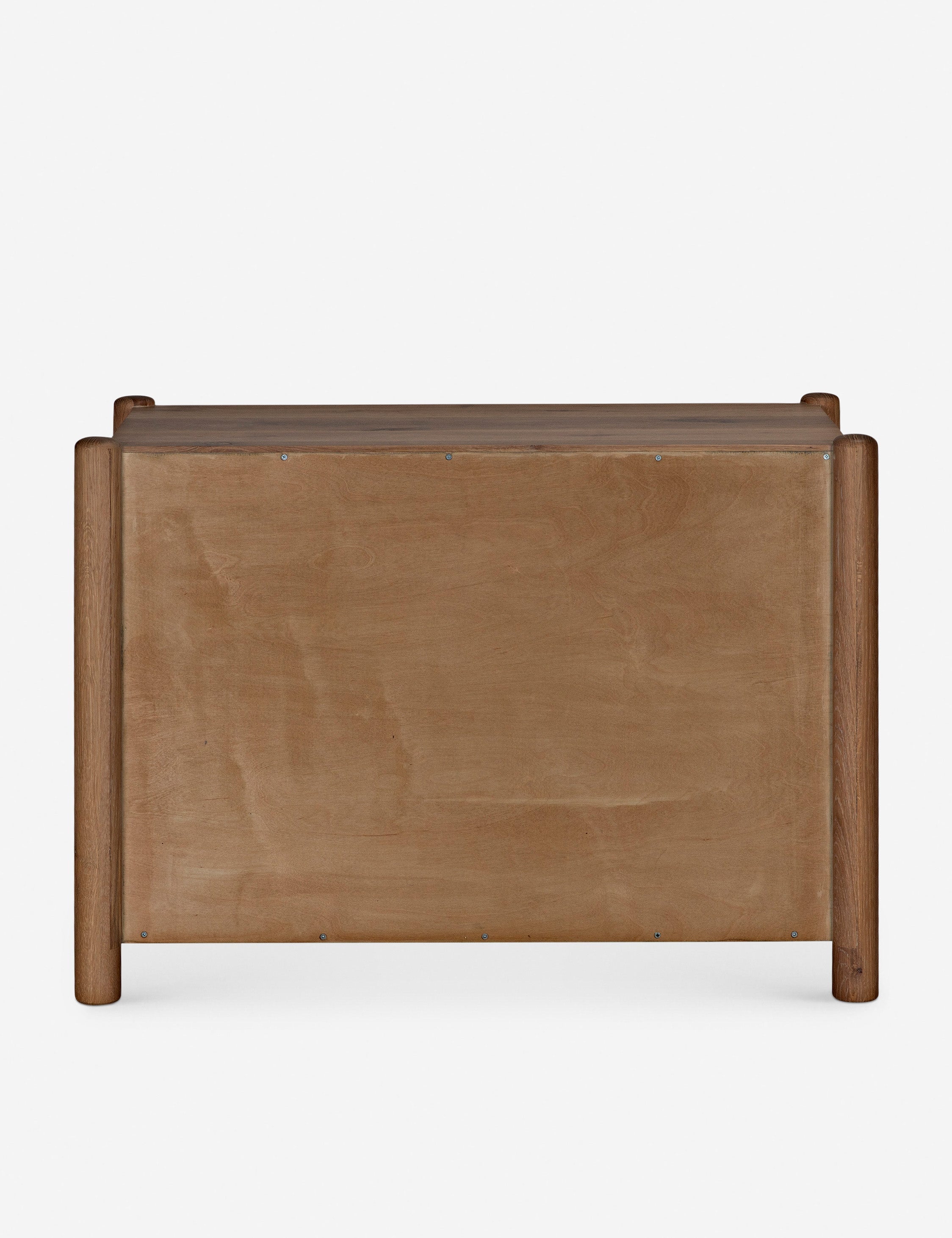 Commode - Betham associe des pieds arrondis à une caisse aux lignes épurées pour un look qui semble soigneusement conçu