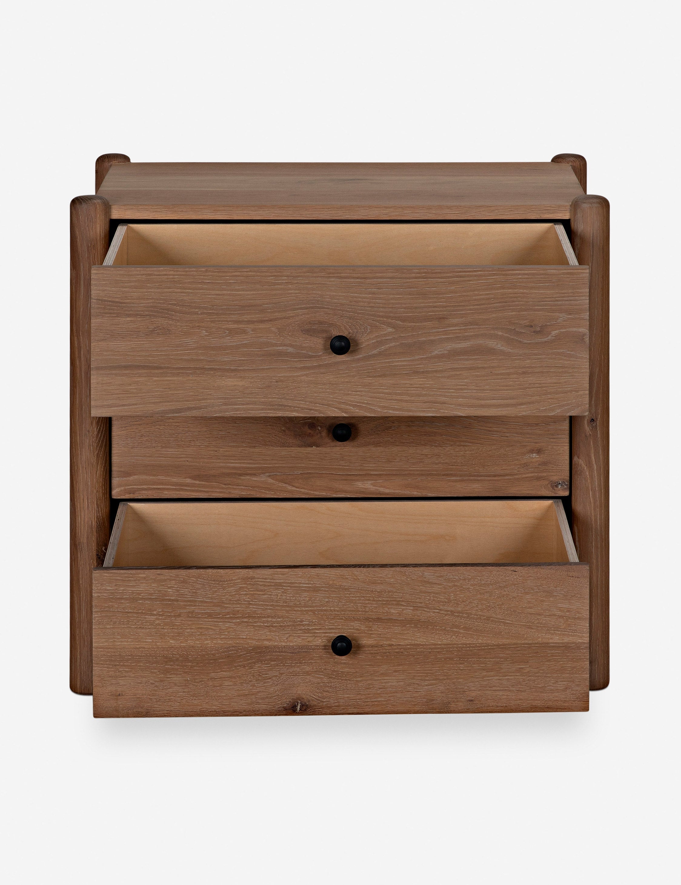 Table de chevet - Betham associe des pieds arrondis à un caisson aux lignes épurées pour un look à la fois sophistiqué et réfléchi.
