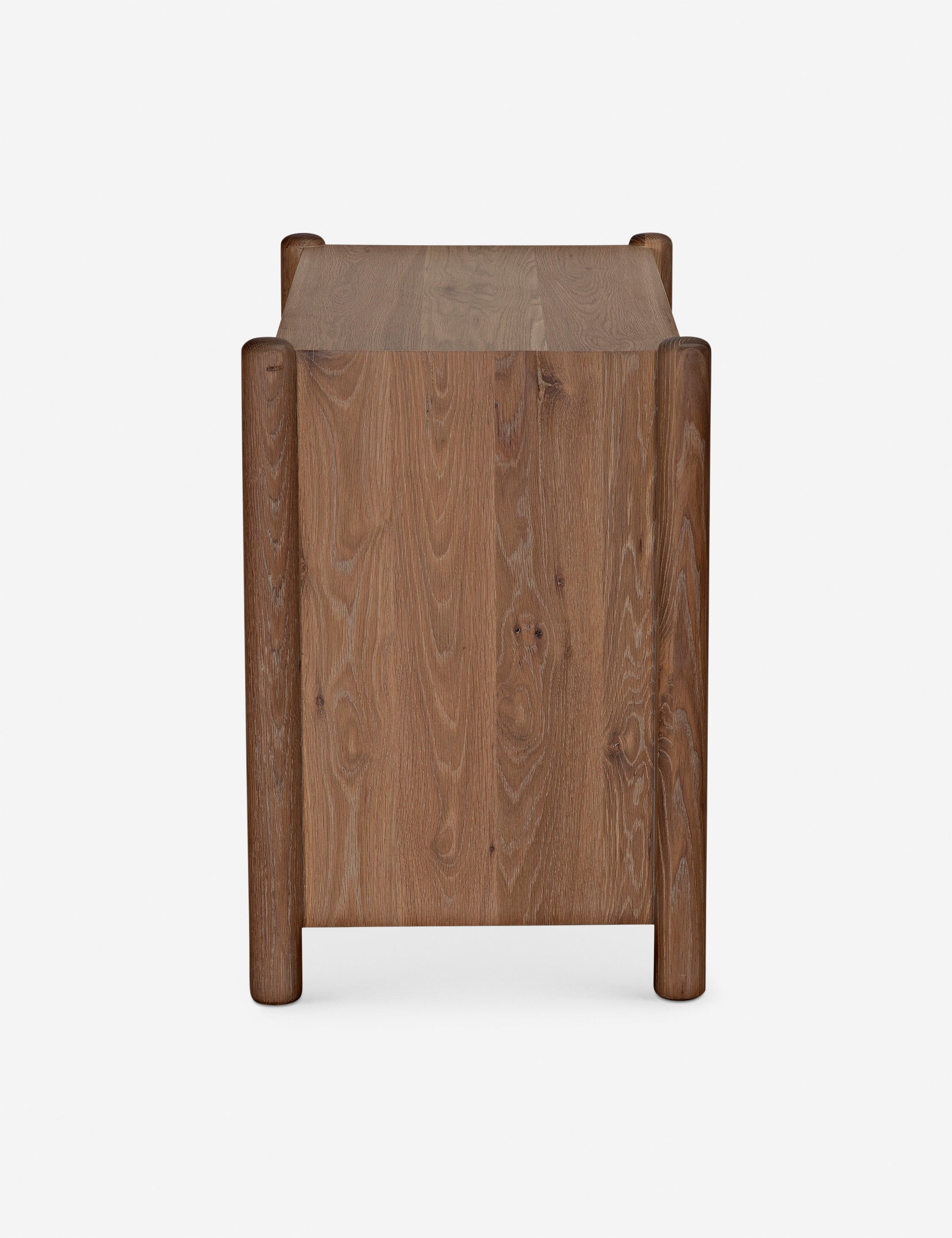 Table de chevet - Betham associe des pieds arrondis à un caisson aux lignes épurées pour un look à la fois sophistiqué et réfléchi.