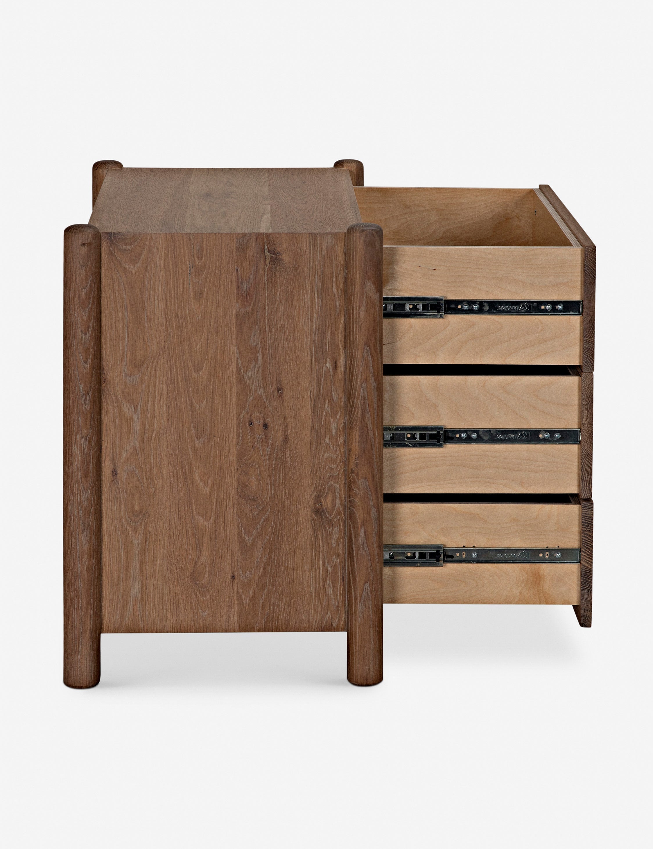 Table de chevet - Betham associe des pieds arrondis à un caisson aux lignes épurées pour un look à la fois sophistiqué et réfléchi.