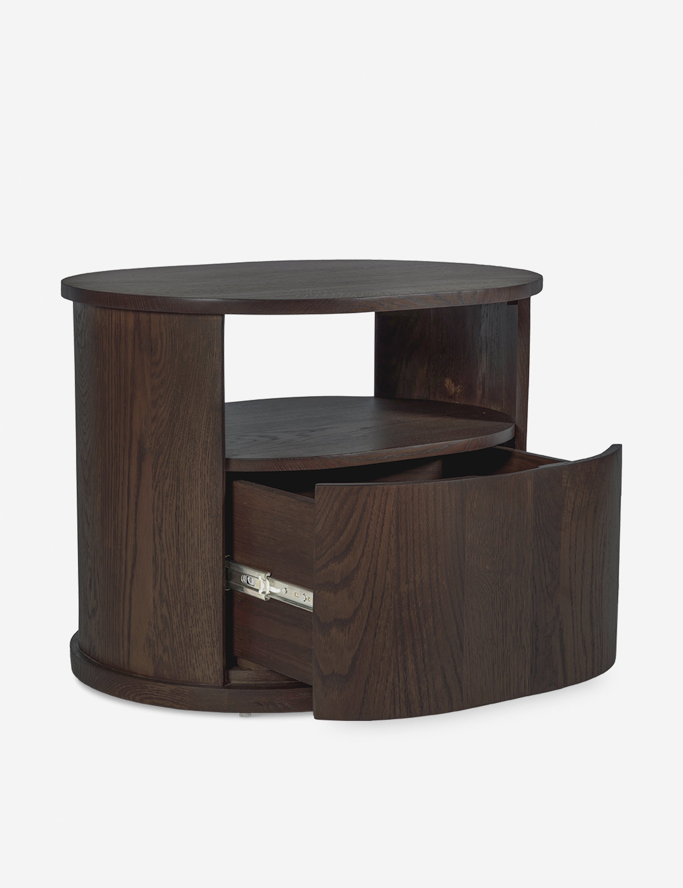 Table de chevet - À la fois sculpturale et équilibrée, la table de chevet Audey apporte une élégance chaleureuse à votre chambre