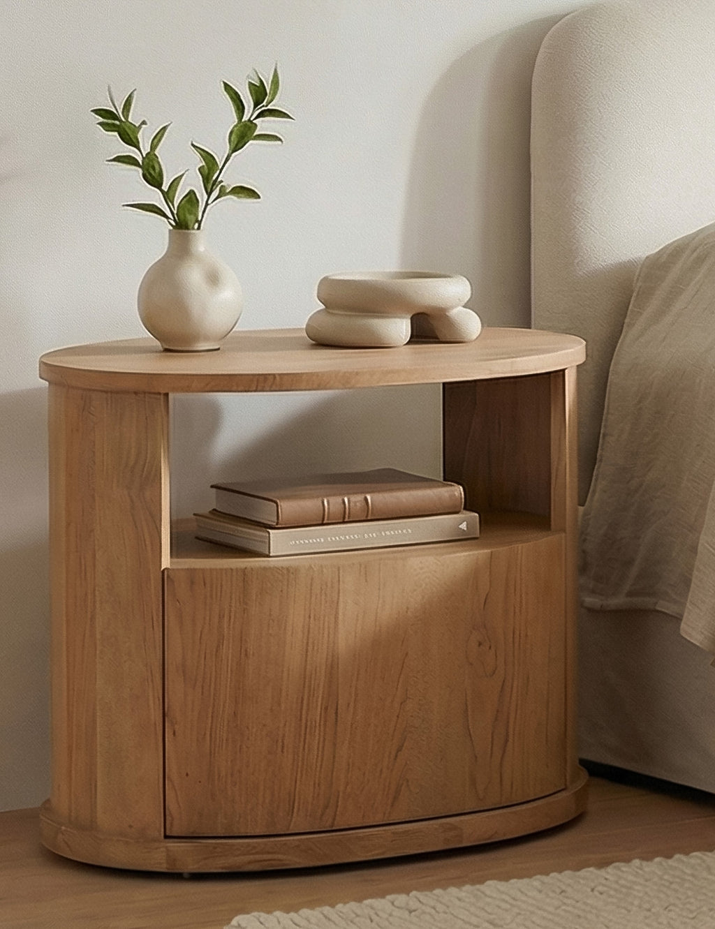 Table de chevet - À la fois sculpturale et équilibrée, la table de chevet Audey apporte une élégance chaleureuse à votre chambre
