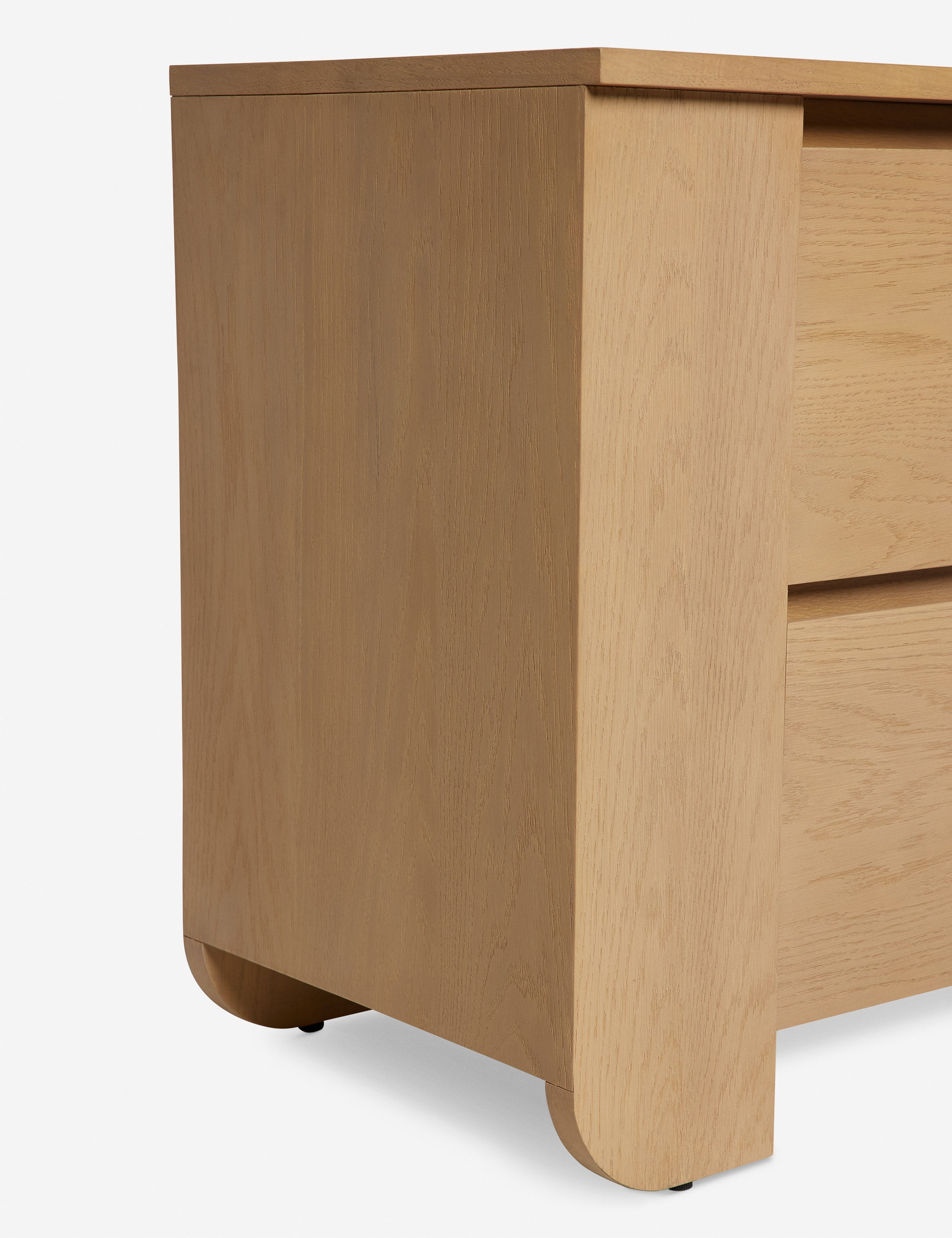 Nightstand - met l'accent sur les personnes et les lieux dans ses créations, en créant des espaces qui trouvent l'équilibre et l'impact grâce à une curation réfléchie