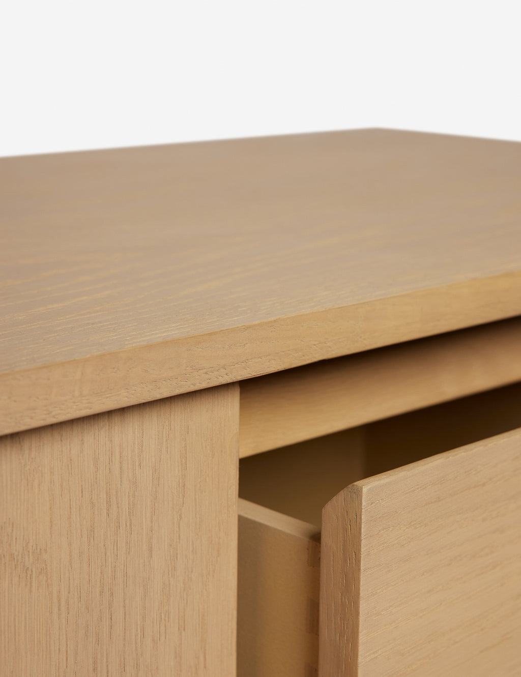 Nightstand - met l'accent sur les personnes et les lieux dans ses créations, en créant des espaces qui trouvent l'équilibre et l'impact grâce à une curation réfléchie