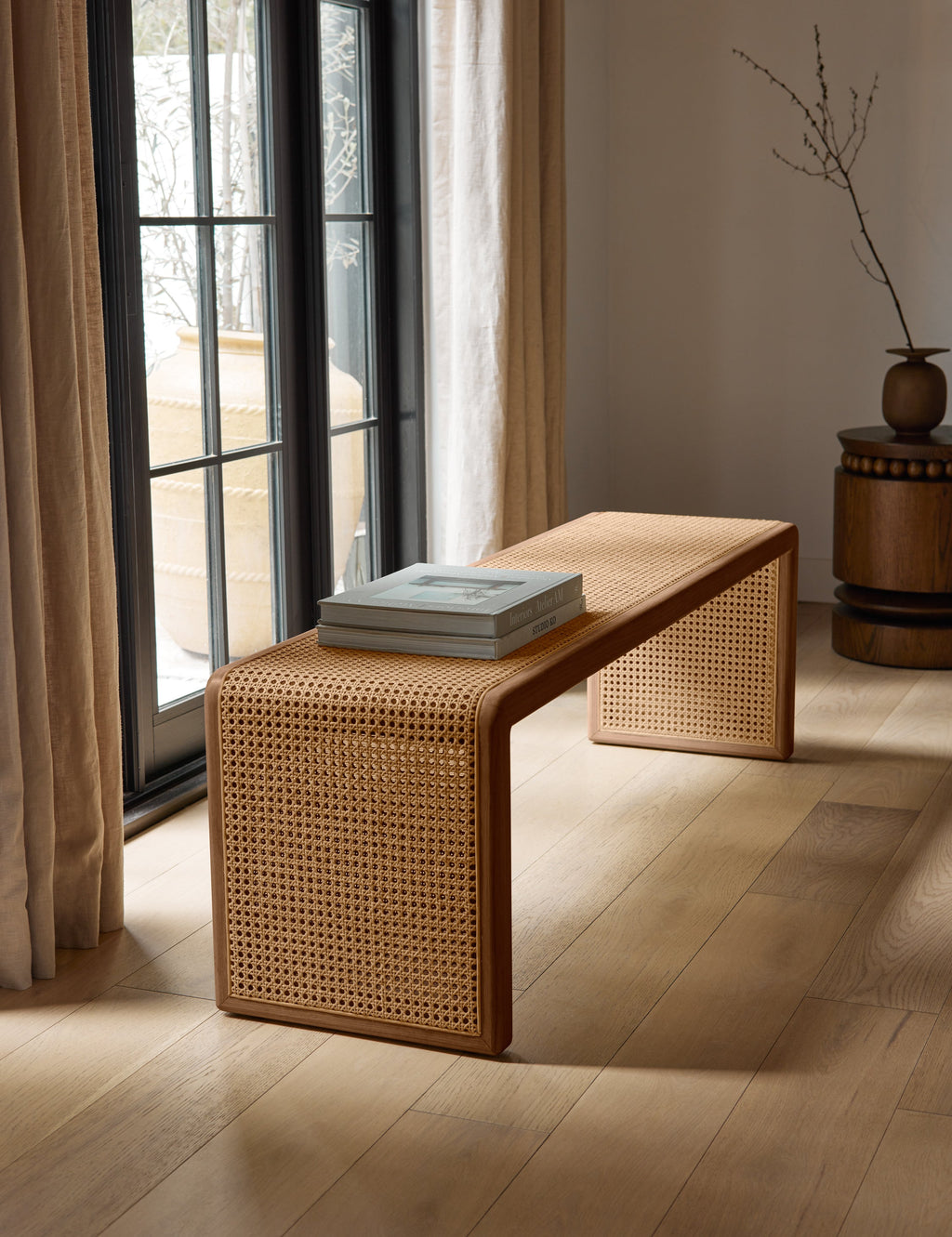 Banc - L'essence d'un espace bien conçu réside dans l'intégration habile de la chaleur, de la texture et des éléments pratiques.
