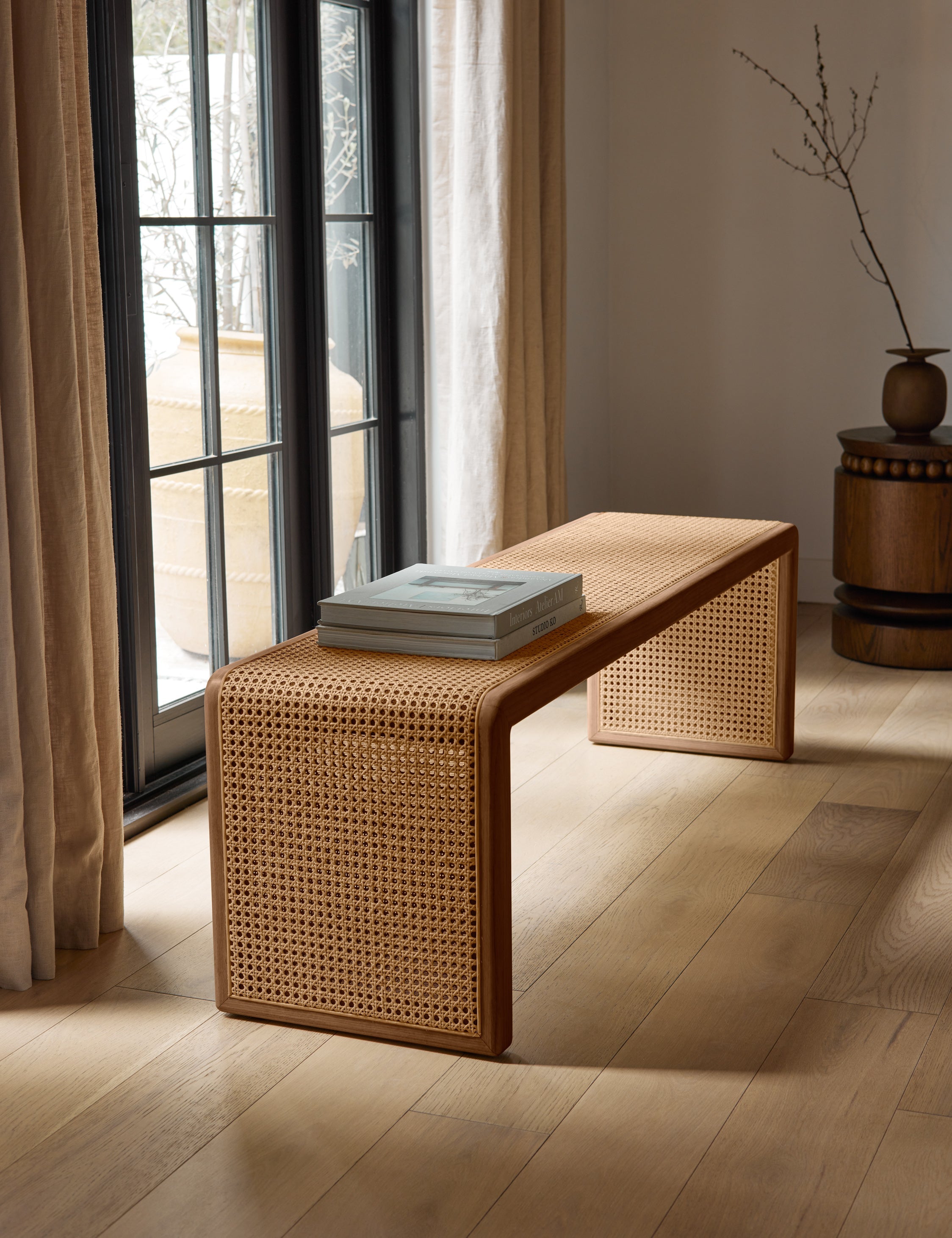 Banc - L'essence d'un espace bien conçu réside dans l'intégration habile de la chaleur, de la texture et des éléments pratiques.