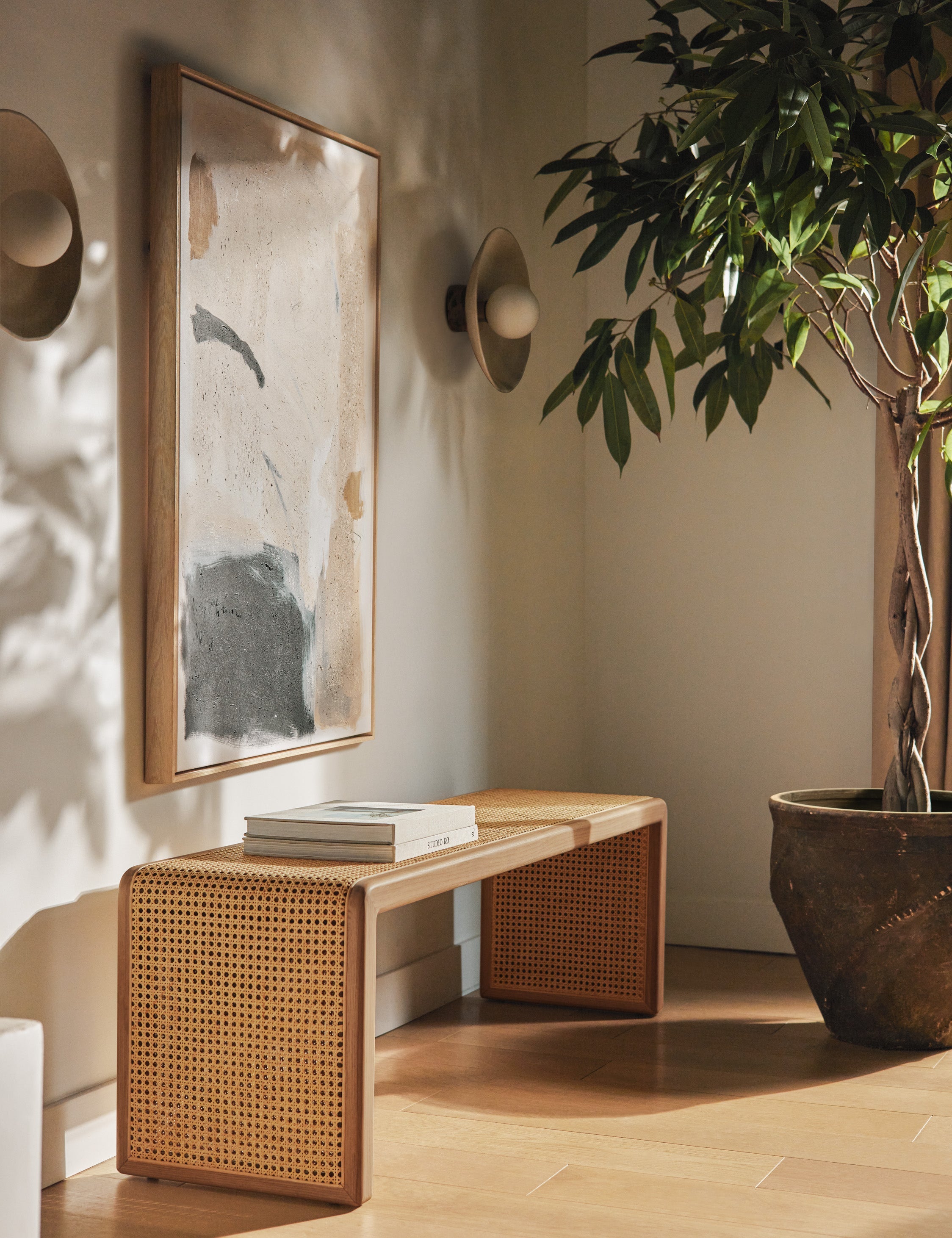 Banc - L'essence d'un espace bien conçu réside dans l'intégration habile de la chaleur, de la texture et des éléments pratiques.