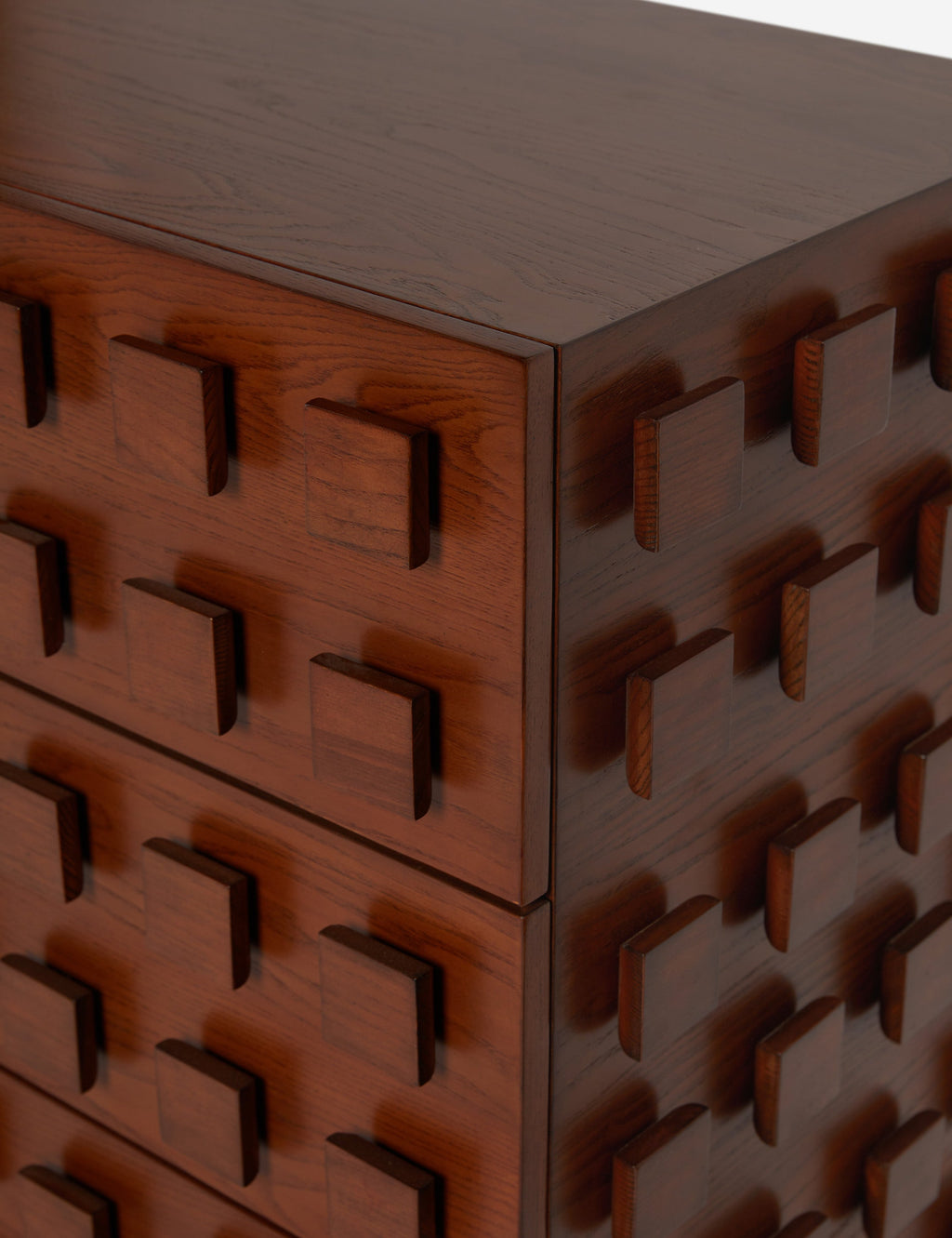 Commode à 6 tiroirs - joue avec la répétition et la dimension pour créer un profil saisissant en bois