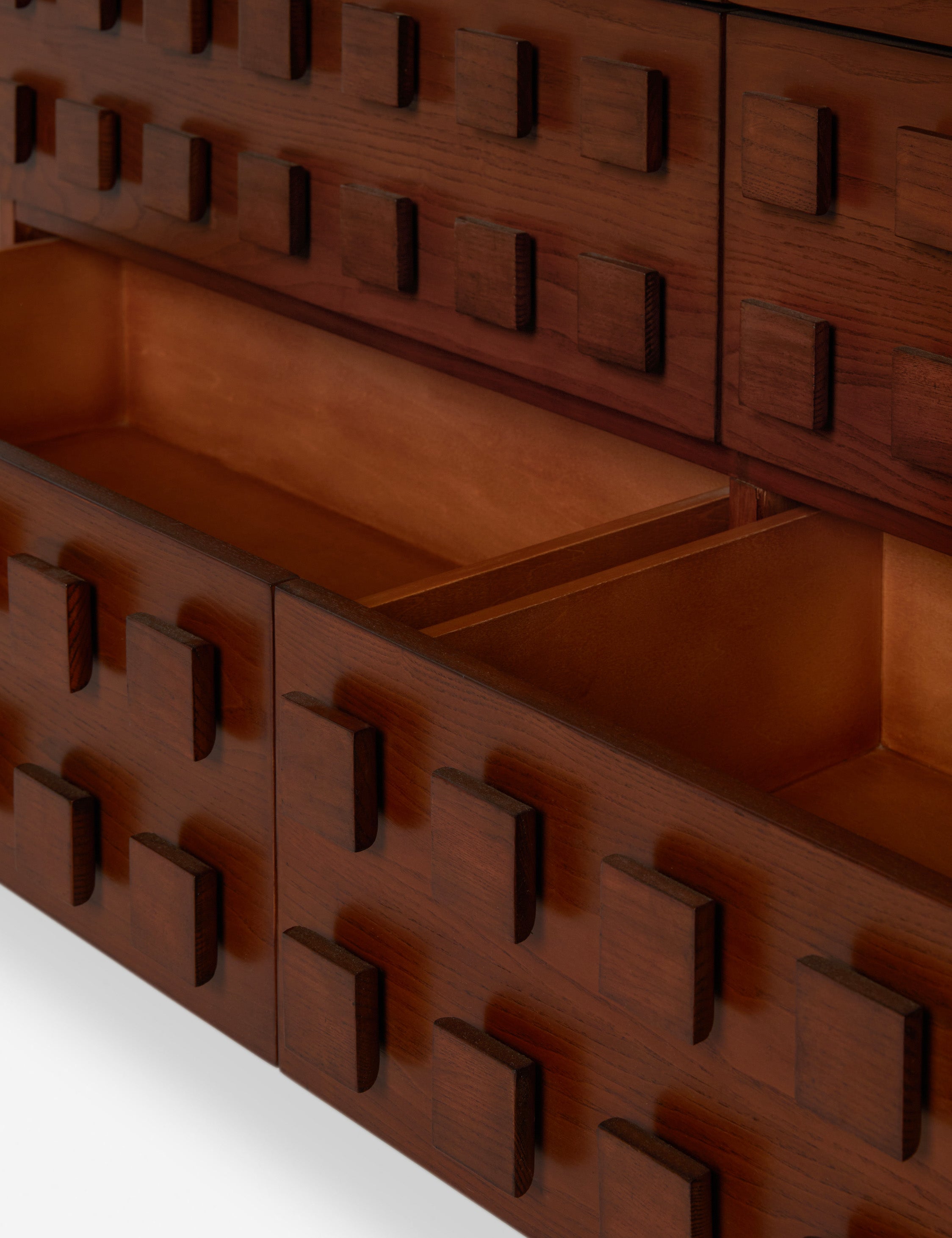 Commode à 6 tiroirs - joue avec la répétition et la dimension pour créer un profil saisissant en bois