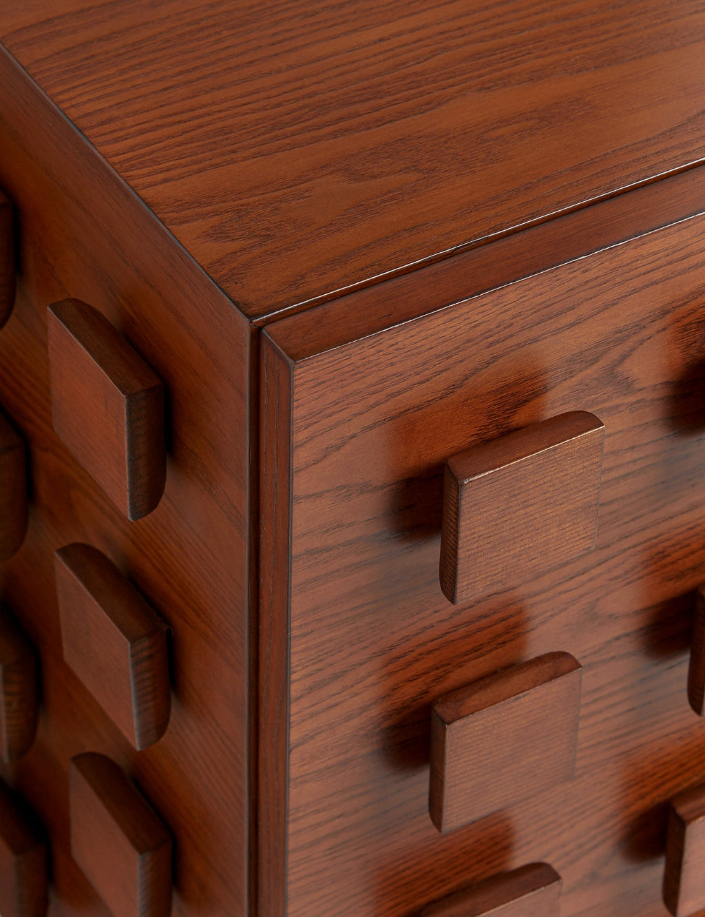 Table de chevet - joue avec la répétition et la dimension pour créer un profil saisissant en bois
