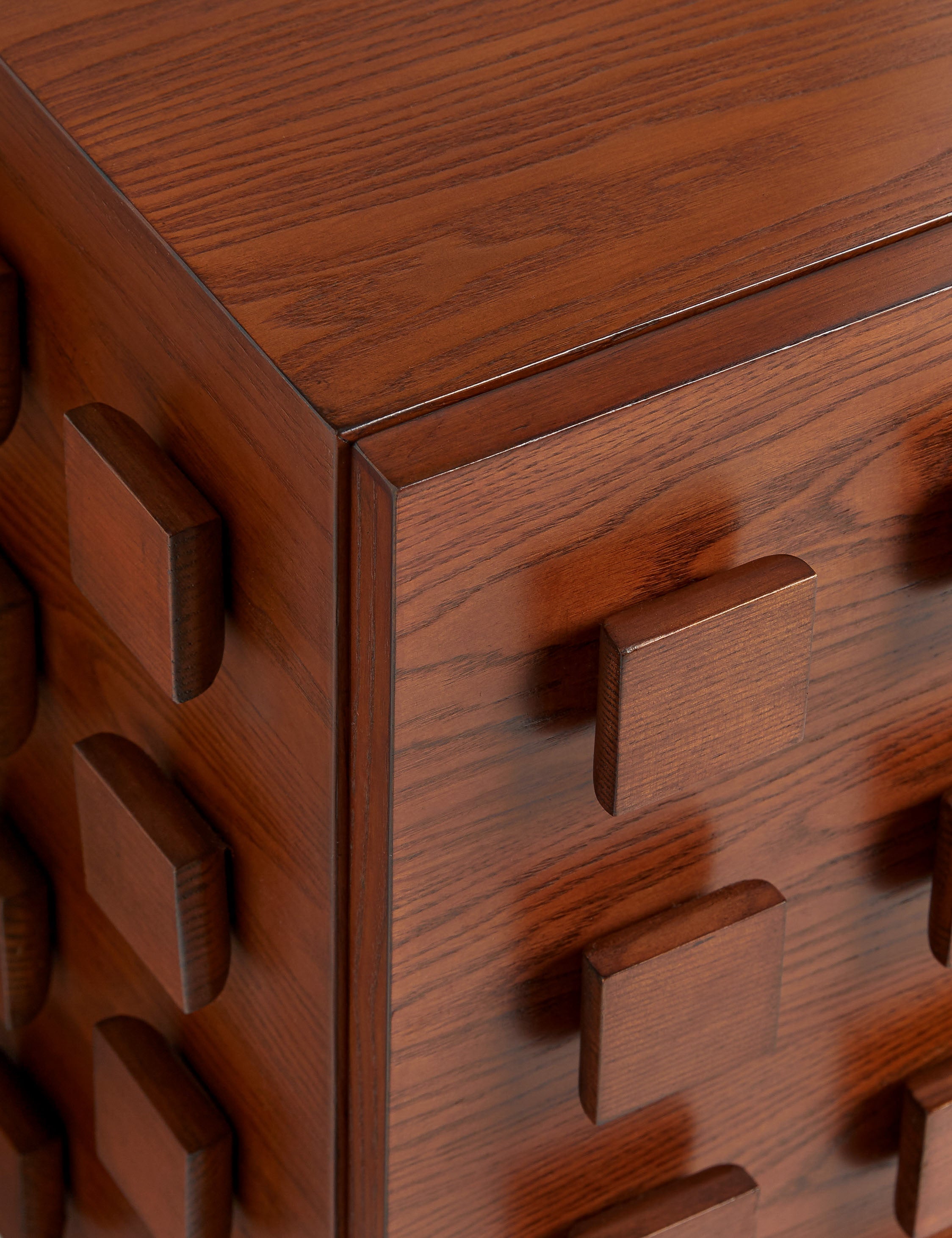 Table de chevet - joue avec la répétition et la dimension pour créer un profil saisissant en bois