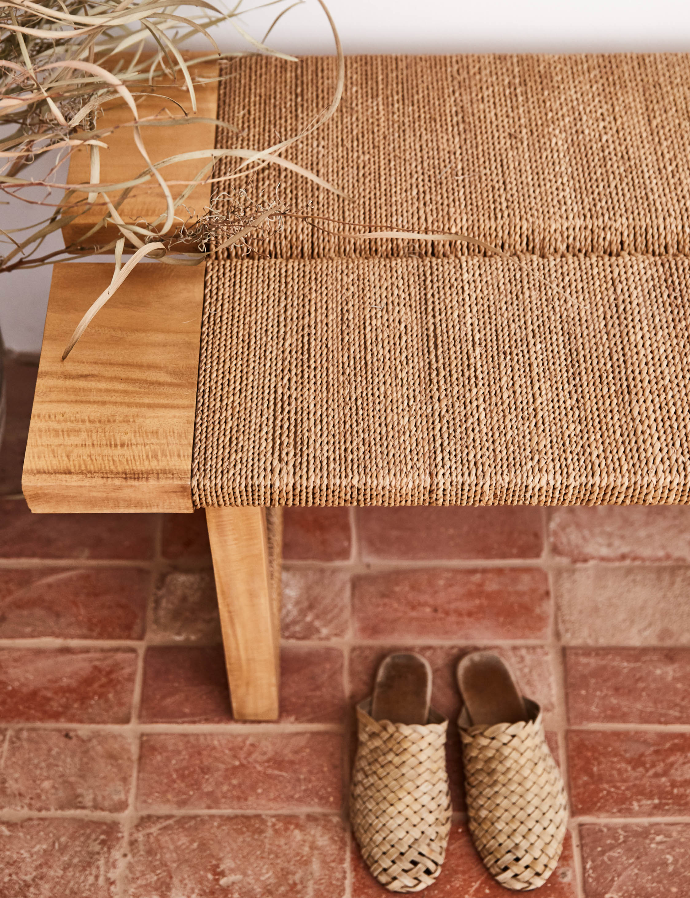 Banc - Apportez une touche de chaleur côtière à votre intérieur avec ce banc.