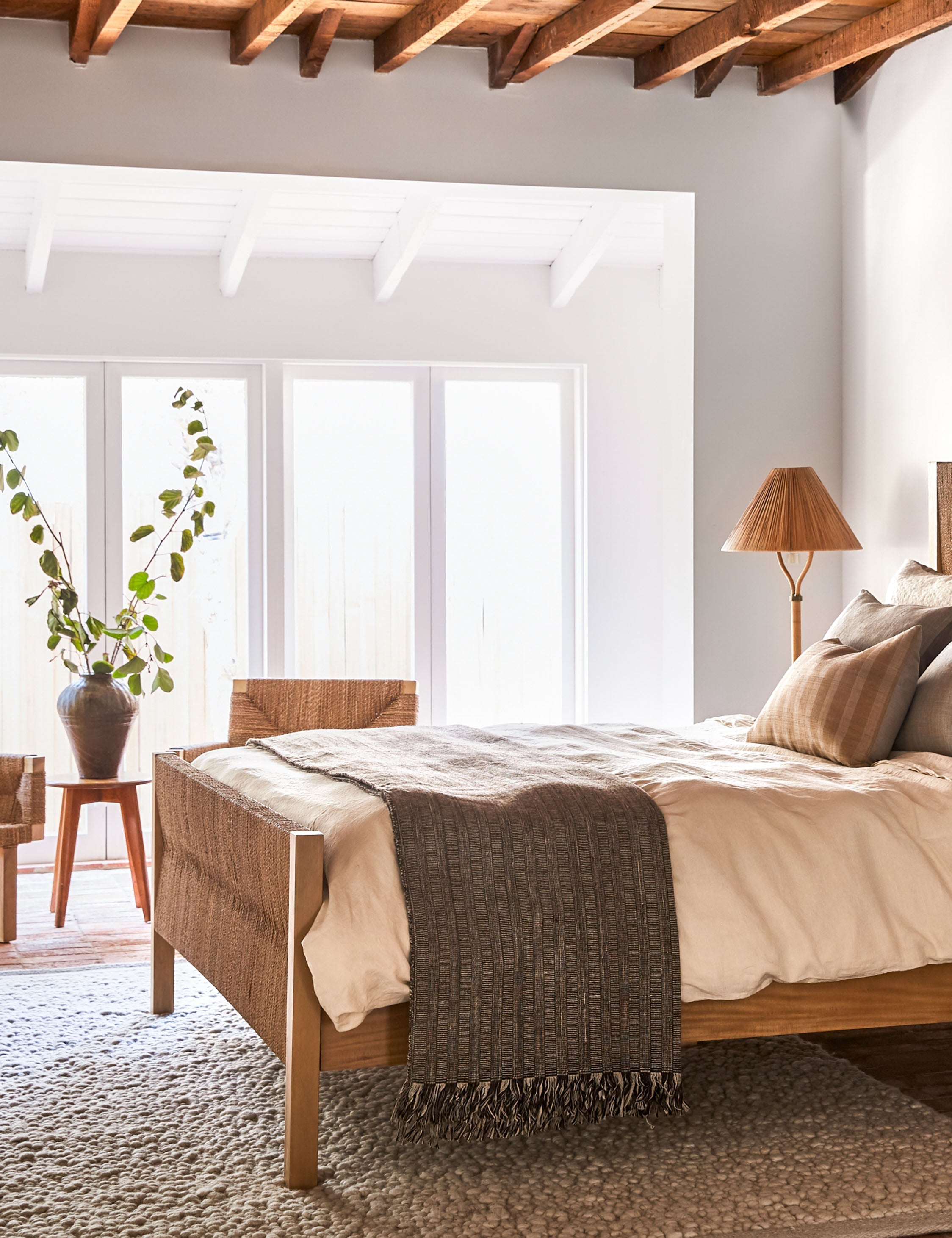 Lit plateforme - Apportez une chaleur côtière à l'agencement de votre chambre avec le lit plateforme