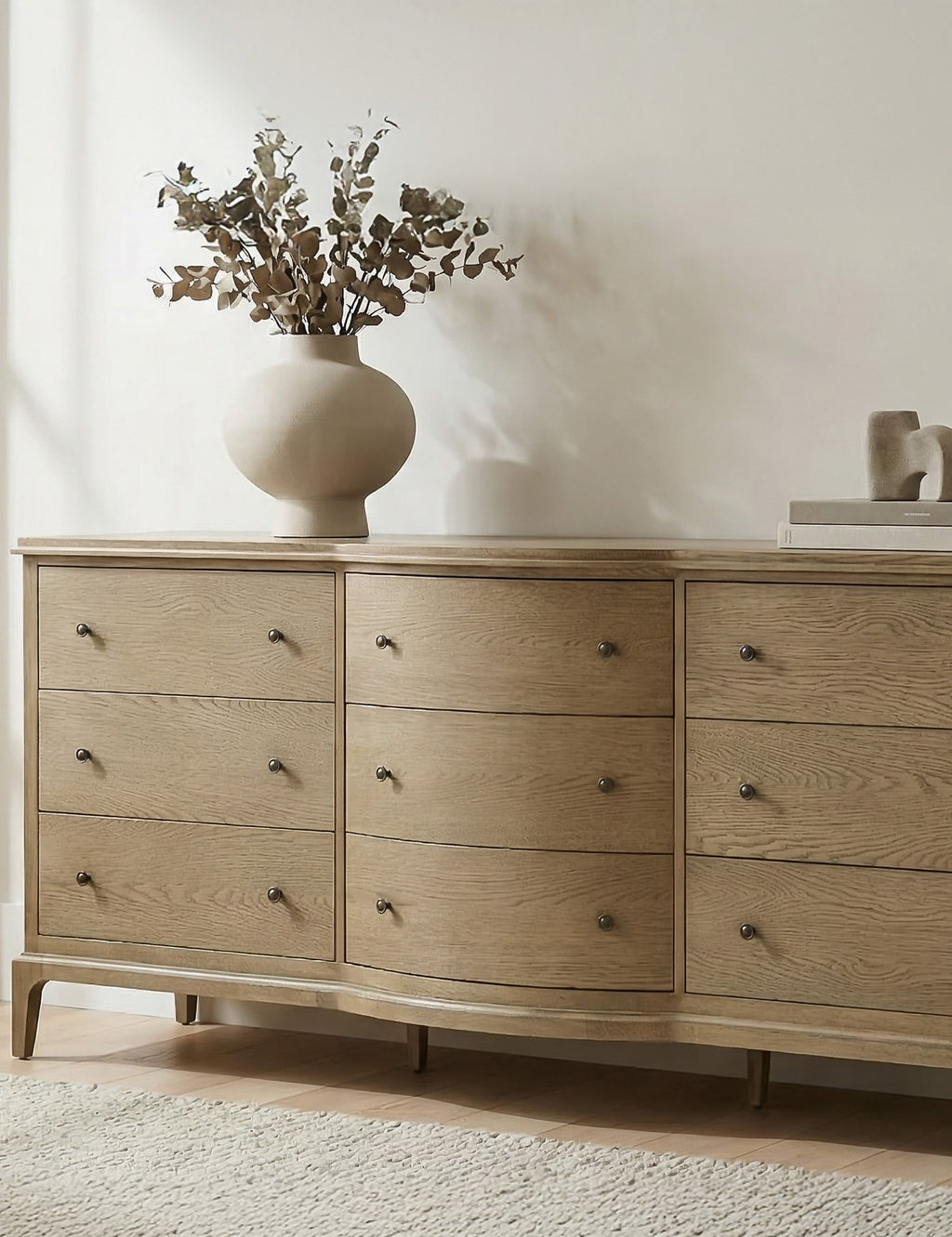 Commode - Le meuble allie intemporalité et modernité avec sa façade légèrement incurvée et sa finition en chêne brossé.