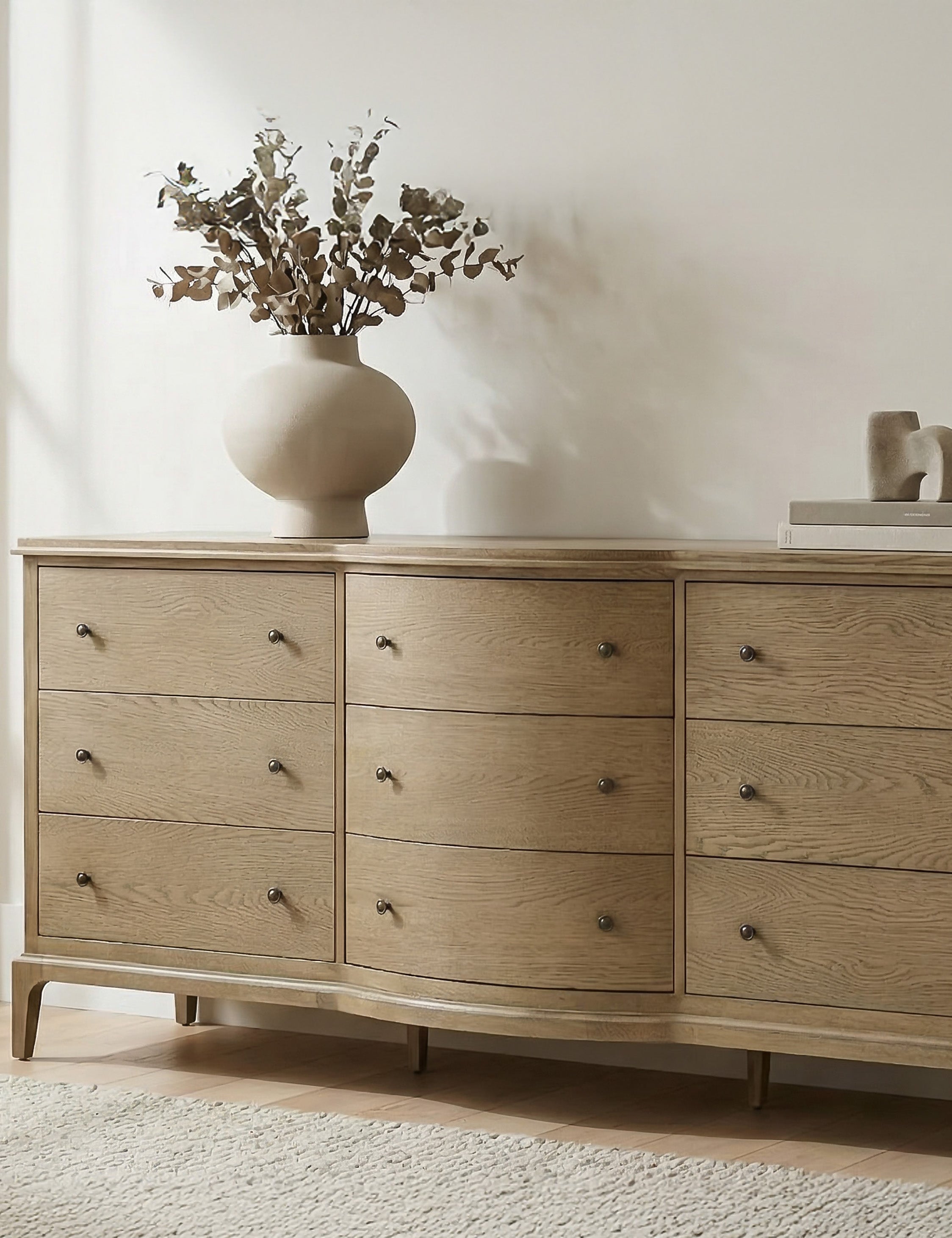 Commode - Le meuble allie intemporalité et modernité avec sa façade légèrement incurvée et sa finition en chêne brossé.