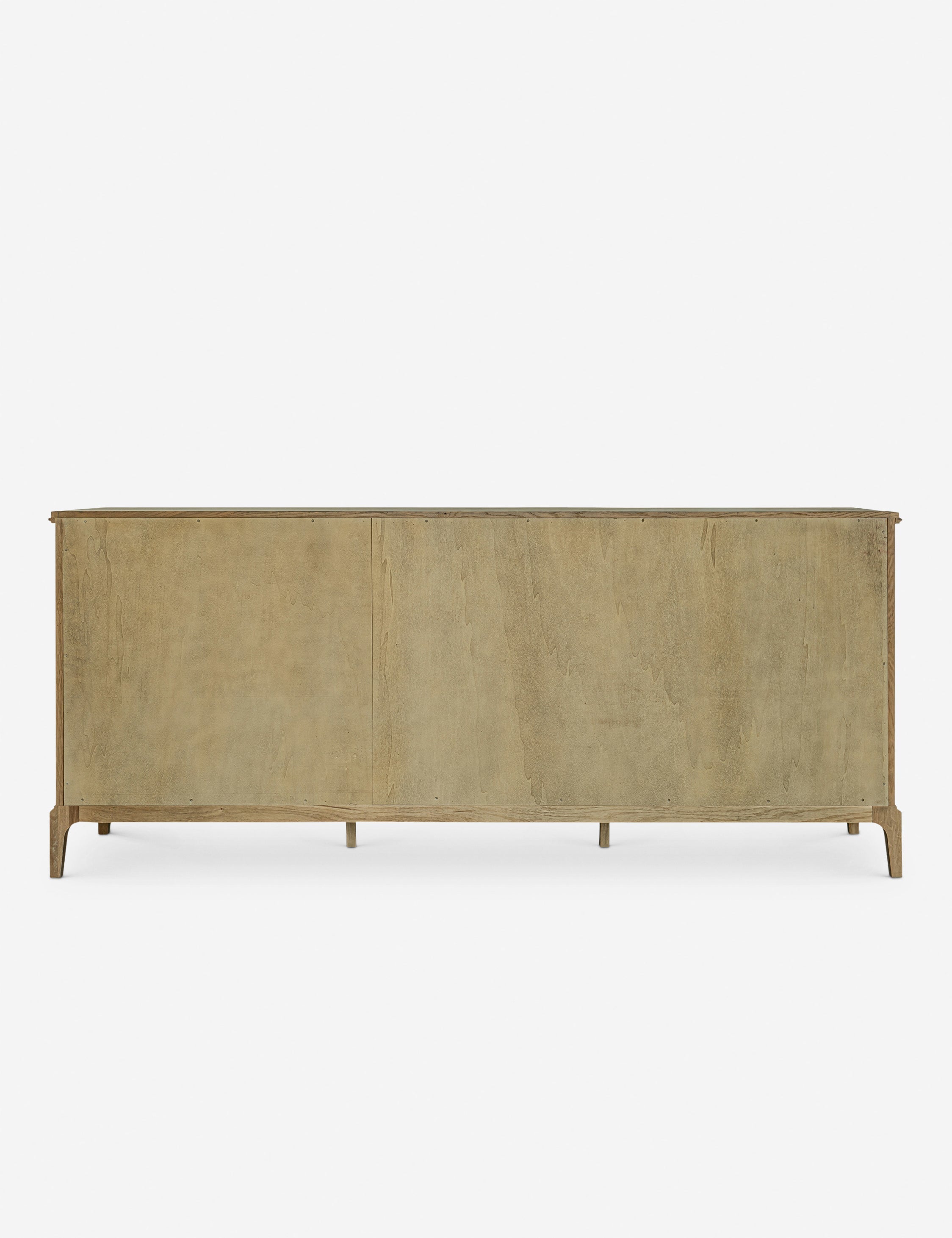 Commode - Le meuble allie intemporalité et modernité avec sa façade légèrement incurvée et sa finition en chêne brossé.