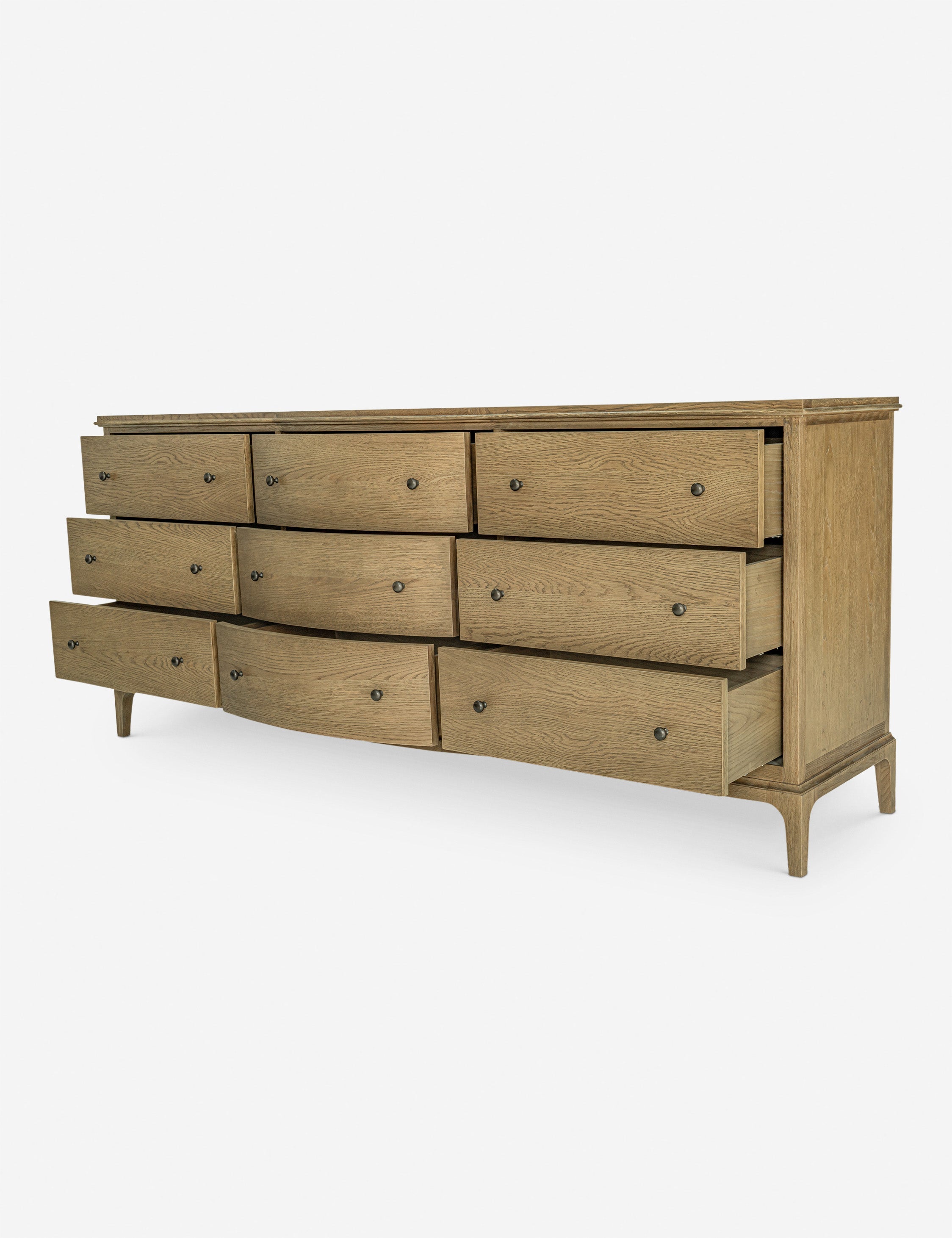Commode - Le meuble allie intemporalité et modernité avec sa façade légèrement incurvée et sa finition en chêne brossé.