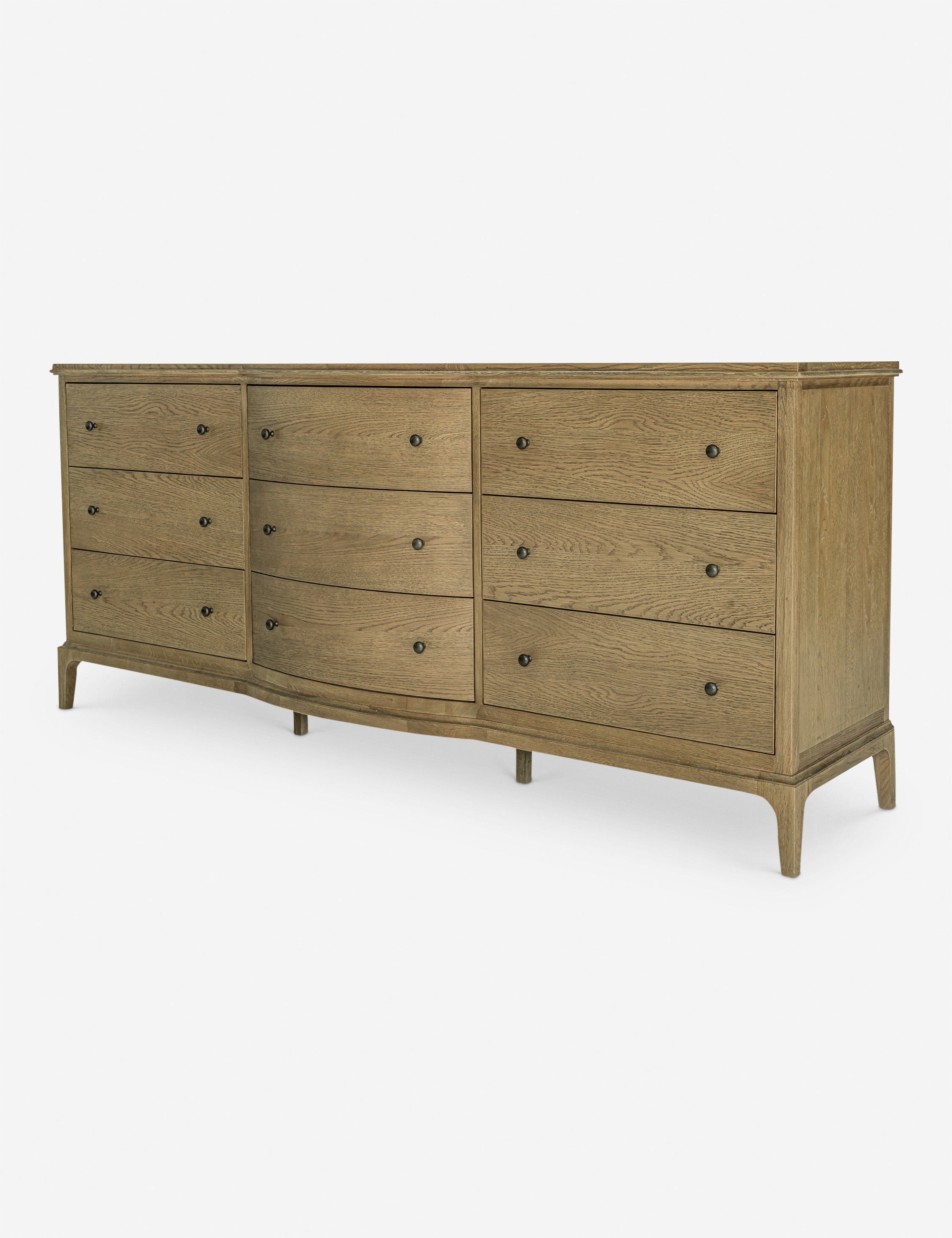 Commode - Le meuble allie intemporalité et modernité avec sa façade légèrement incurvée et sa finition en chêne brossé.