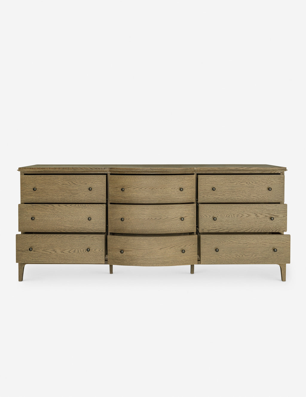 Commode - Le meuble allie intemporalité et modernité avec sa façade légèrement incurvée et sa finition en chêne brossé.