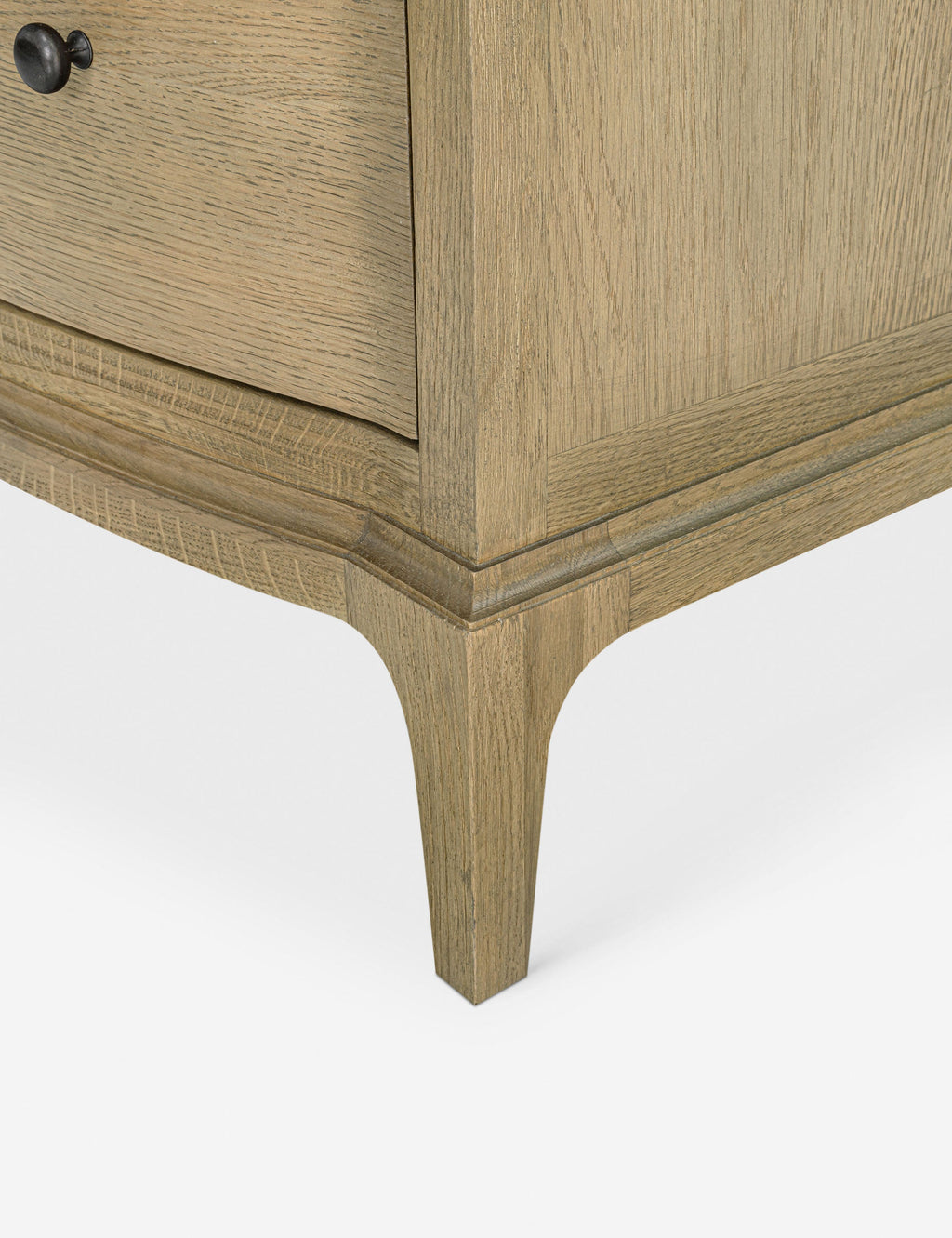 Table de chevet - L'intemporalité rencontre la modernité dans cette table de chevet, dotée d'une façade délicatement incurvée et d'une finition en chêne brossé