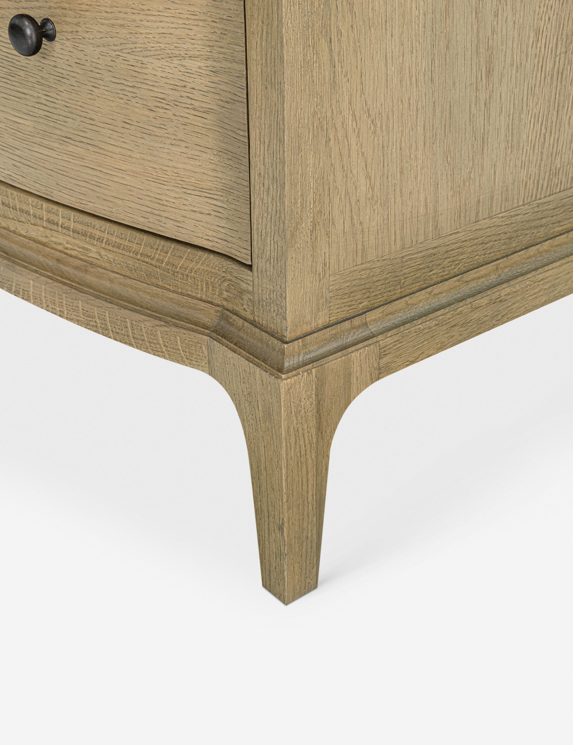 Table de chevet - L'intemporalité rencontre la modernité dans cette table de chevet, dotée d'une façade délicatement incurvée et d'une finition en chêne brossé