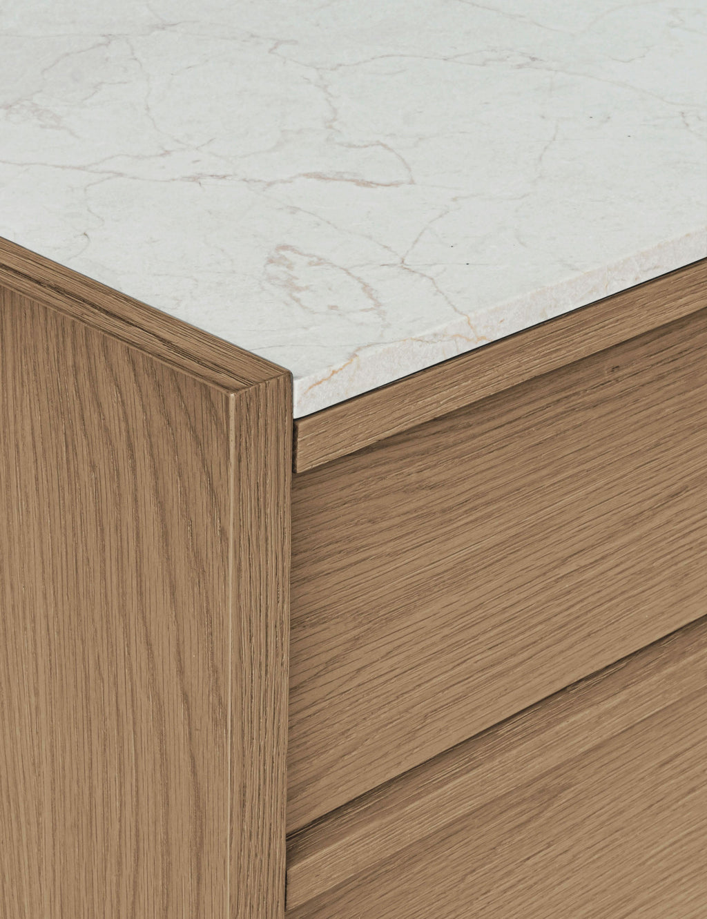 Table de chevet - La table de chevet Bosworth superpose le chêne naturel et un plateau en marbre pour un mélange raffiné de tons et de textures