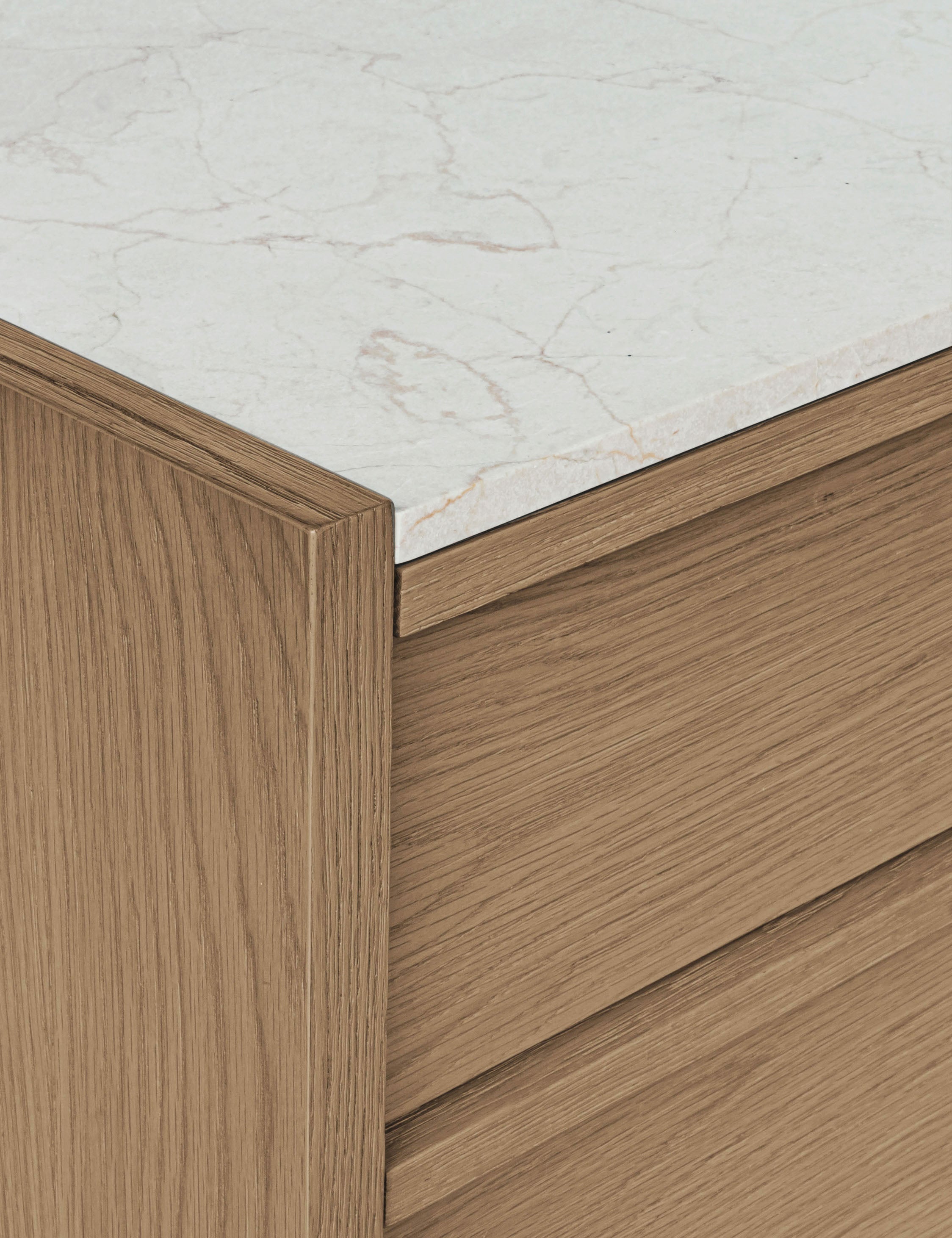 Table de chevet - La table de chevet Bosworth superpose le chêne naturel et un plateau en marbre pour un mélange raffiné de tons et de textures
