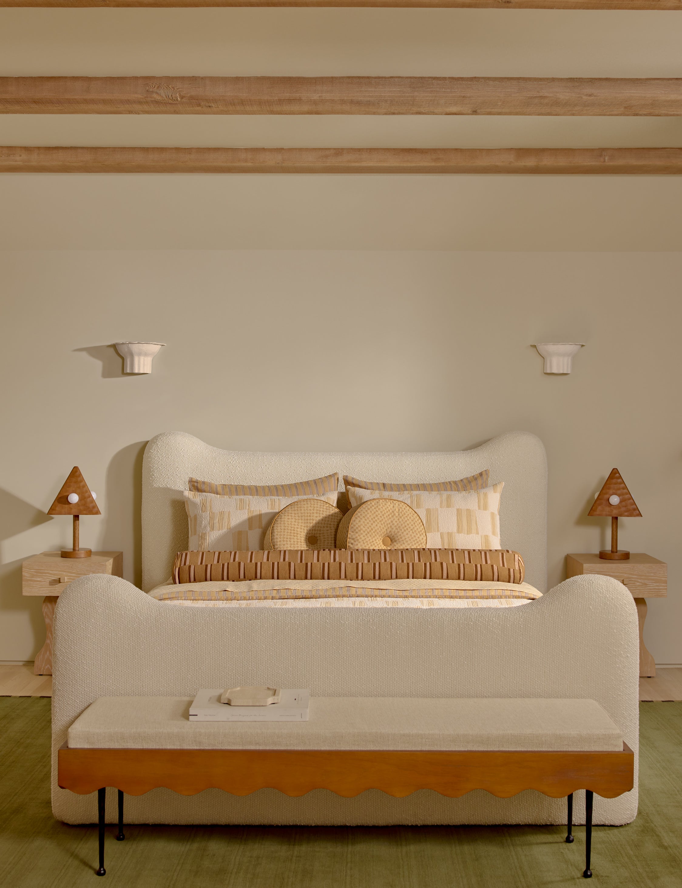 Lit plateforme - Dans le lit Briar, des lignes douces forment une silhouette raffinée à double couronne pour créer une profondeur sculpturale avec une touche de fantaisie