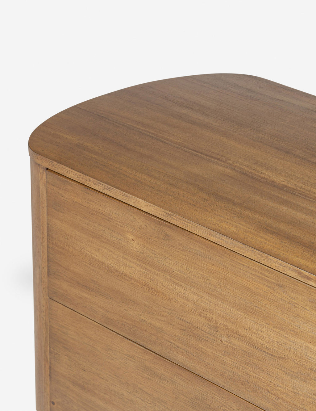 Commode - Les lignes douces de la commode se reflètent dans sa silhouette légèrement arrondie, offrant un design élégant avec un profil sculptural et raffiné.