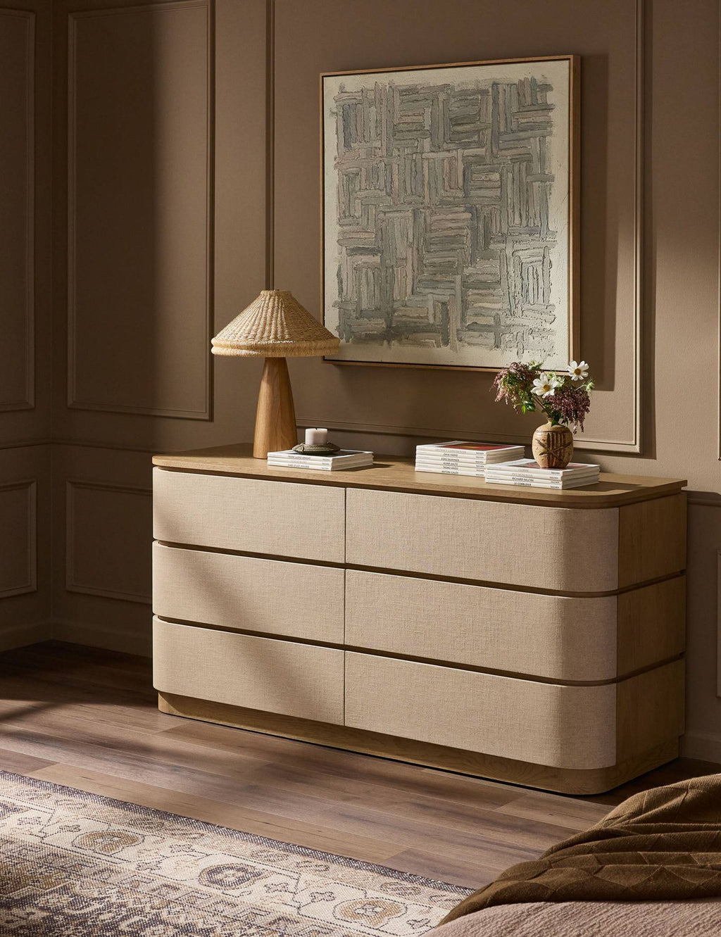 Commode - La commode Alicia apporte une sensibilité douce et réfléchie à la chambre à coucher grâce à un savoir-faire raffiné et des lignes délicates.
