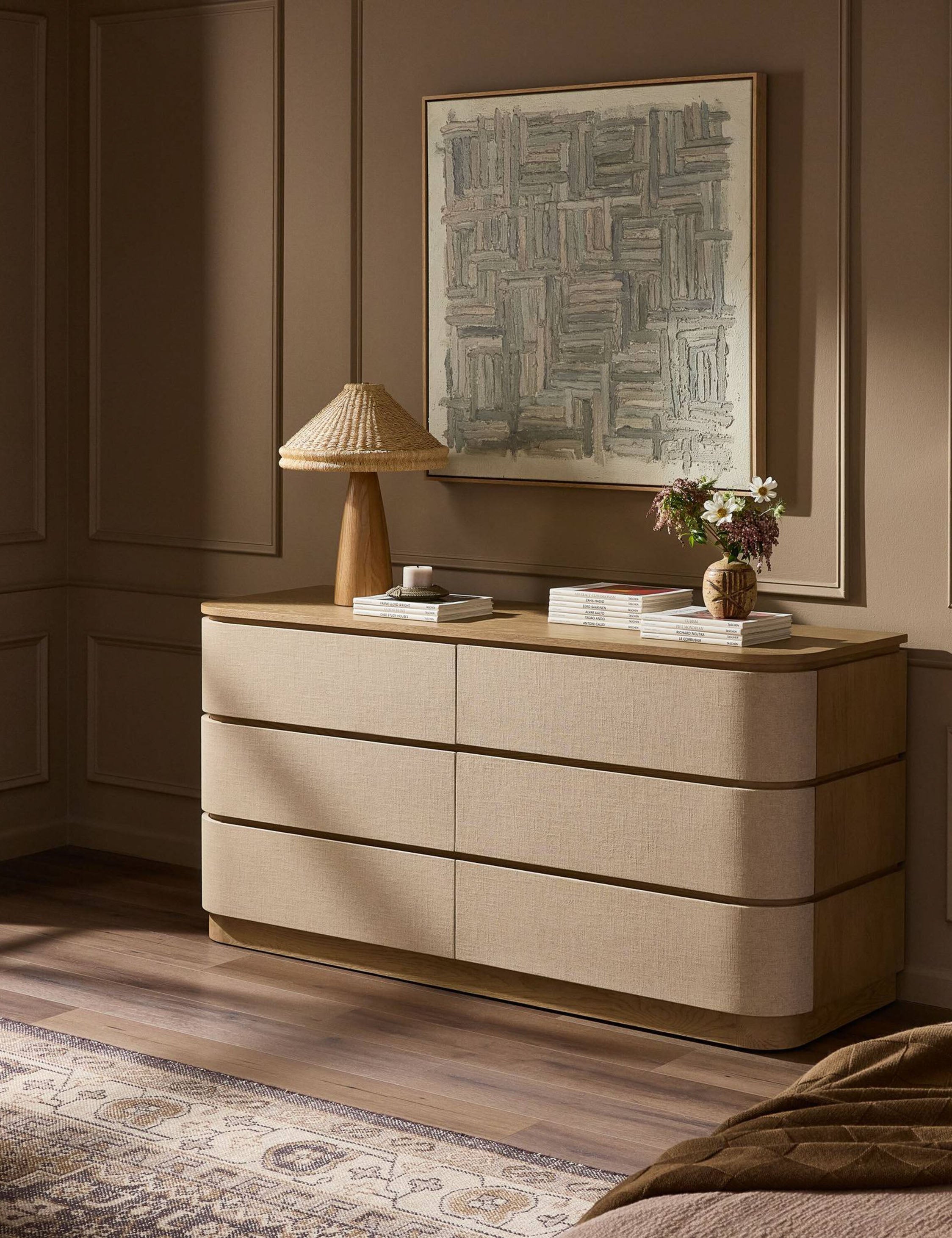 Commode - La commode Alicia apporte une sensibilité douce et réfléchie à la chambre à coucher grâce à un savoir-faire raffiné et des lignes délicates.