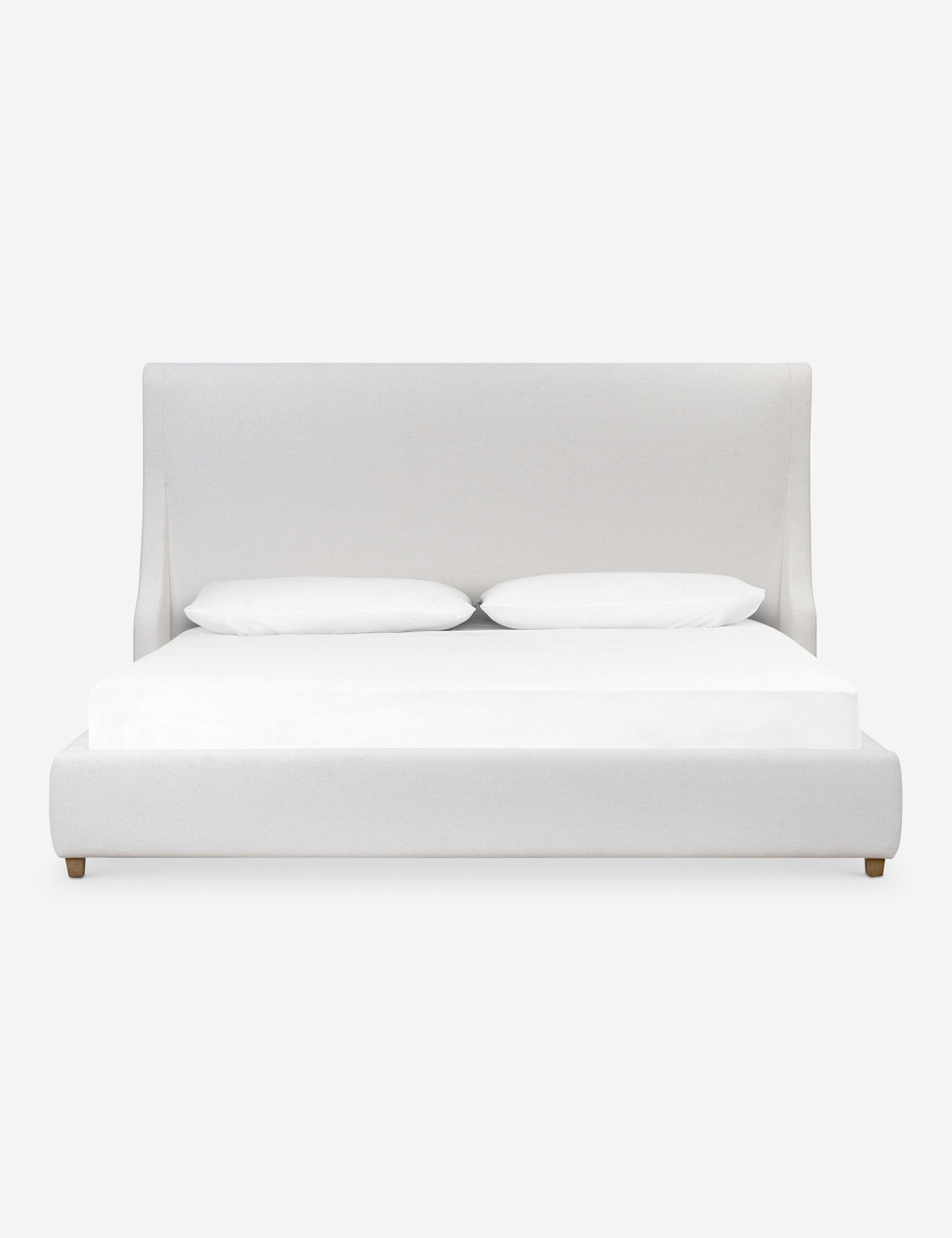 Lit plateforme - Conçu avec un profil bas et une tête de lit ailée, ce lit allie confort et élégance sur mesure
