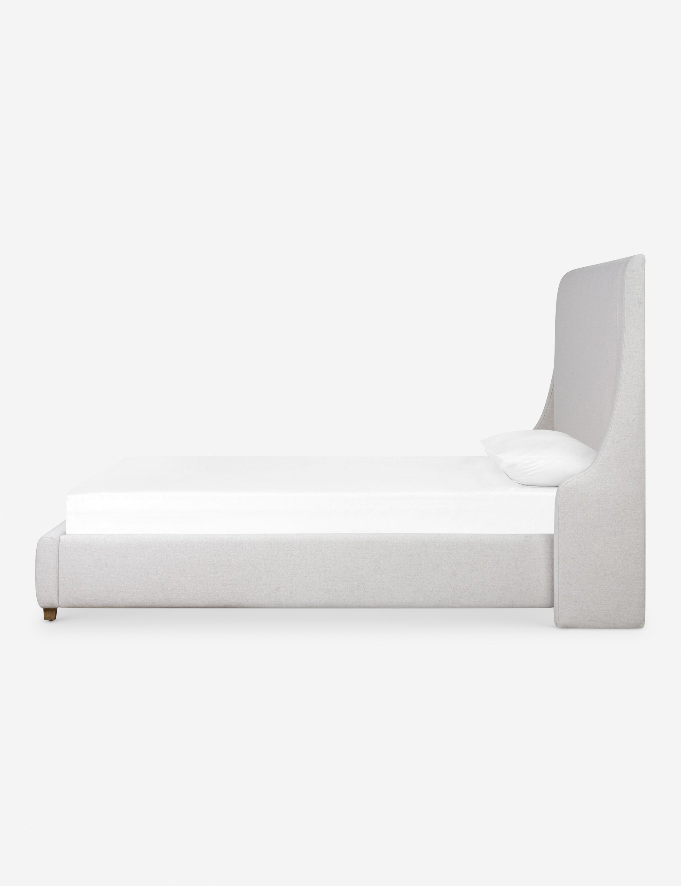 Lit plateforme - Conçu avec un profil bas et une tête de lit ailée, ce lit allie confort et élégance sur mesure